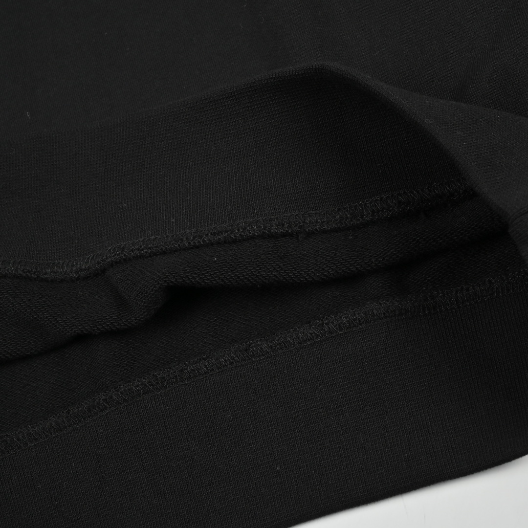 𝐁𝐚𝐥𝐞𝐧𝐜𝐢𝐚𝐠𝐚 /阿迪联名 联名款
本地自取💰𝟐𝟐𝟎
𝐒𝐢𝐳𝐞:𝐬 𝐦 𝐥 𝐱𝐥
🆕25FW秋冬新款圆领卫衣 面料客订精梳棉洗水后450克 定染螺纹 舒适透气 微宽松设计裁剪兼具个性时尚范儿 男女同款
轻奢主义 男女日常通勤穿搭必备单品 正确版本 欢迎对比
详细特征
· 面部无尘烧毛工艺 底部吸毛 环保活性染
· 双针车线跨缝工艺
· 原版主唛水洗吊牌防潮纸包装