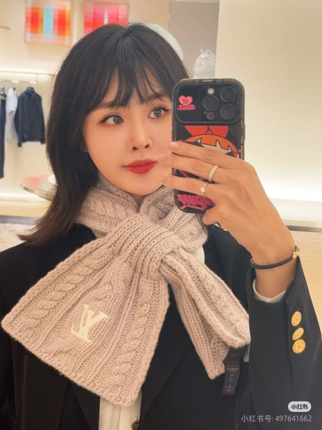 LOUIS VUITTON |绞织围巾刺绣围巾 工艺说明:MINI CABLE围巾以绵羊毛材质制成,在保暖亲肤的同时融入品牌辨识度.经典绞花针织工艺提升了整体质感与舒适体验,展现冬日的时尚风貌.围巾运用开口设计,便于调节佩戴方式,能让LV字母刺绣清晰展现,细节之处突出格调.无论选择松散垂挂或缠绕颈部,创意性的开合结构均可灵活满足不同造型需求.两种版本均兼具保暖实用与视觉美感,适用于多种穿搭情境与季节变换.品质与设计的兼顾体现了品牌对工艺与美学的执着追求. 颜色:奶茶色、黑色 新款围巾帽子套装|男女均可