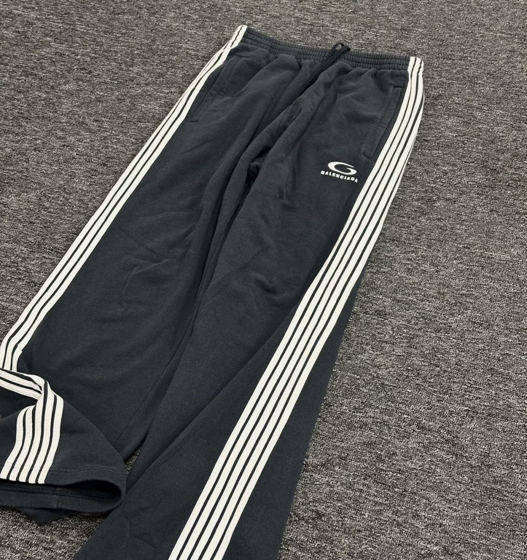 Balenciaga巴黎世家 五杠圆环刺绣运动卫裤-Chinese UA Cheap High Quatity Brand Clothes Bags handbags Sneakers wholesale wholesaler seller from China Factory suppliers Fashion Clothing Shoes best Quality Beautiful Price Balenciaga巴黎世家 五杠圆环刺绣运动卫裤