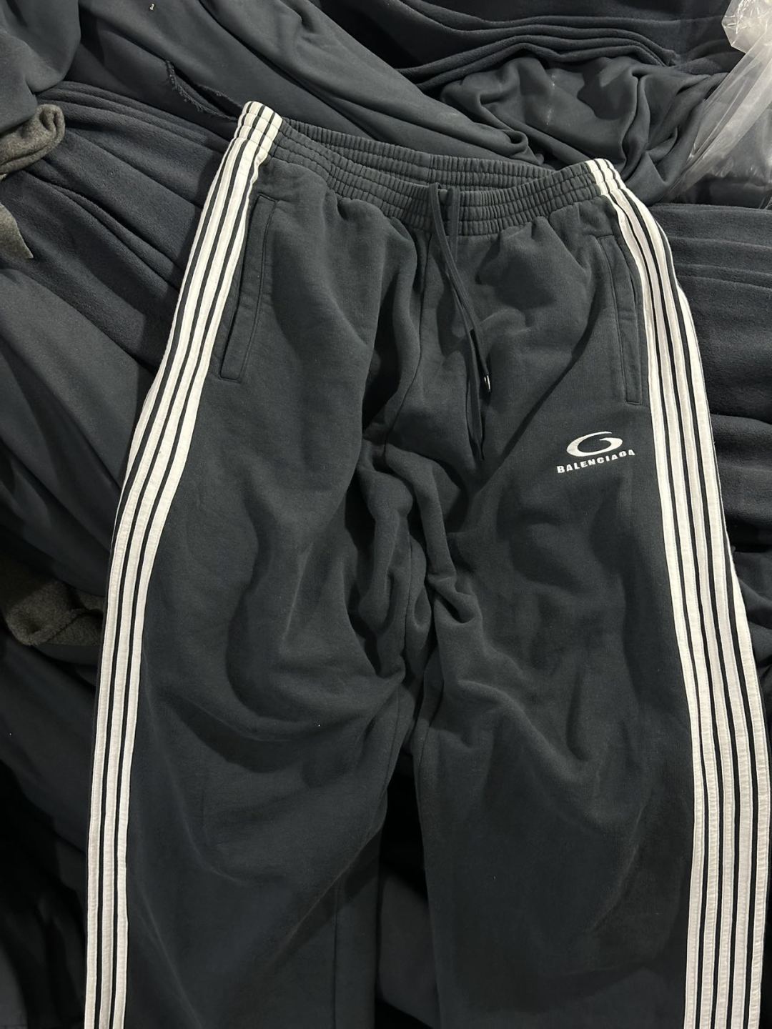 Balenciaga巴黎世家 五杠圆环刺绣运动卫裤-Chinese UA Cheap High Quatity Brand Clothes Bags handbags Sneakers wholesale wholesaler seller from China Factory suppliers Fashion Clothing Shoes best Quality Beautiful Price Balenciaga巴黎世家 五杠圆环刺绣运动卫裤