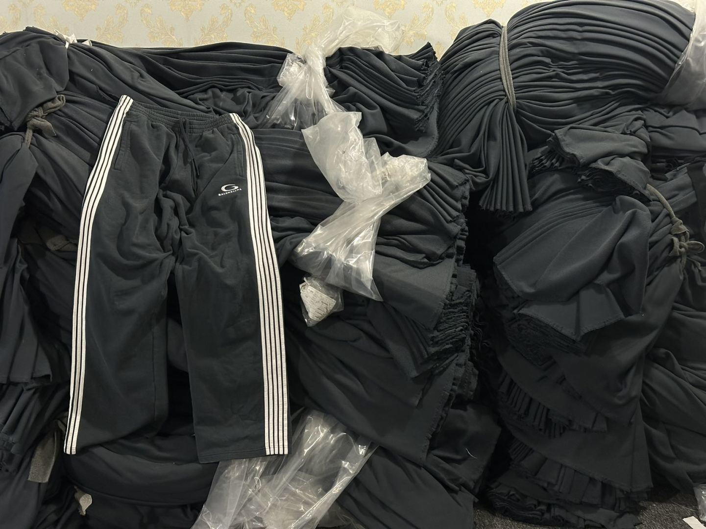 Balenciaga巴黎世家 五杠圆环刺绣运动卫裤-Chinese UA Cheap High Quatity Brand Clothes Bags handbags Sneakers wholesale wholesaler seller from China Factory suppliers Fashion Clothing Shoes best Quality Beautiful Price Balenciaga巴黎世家 五杠圆环刺绣运动卫裤