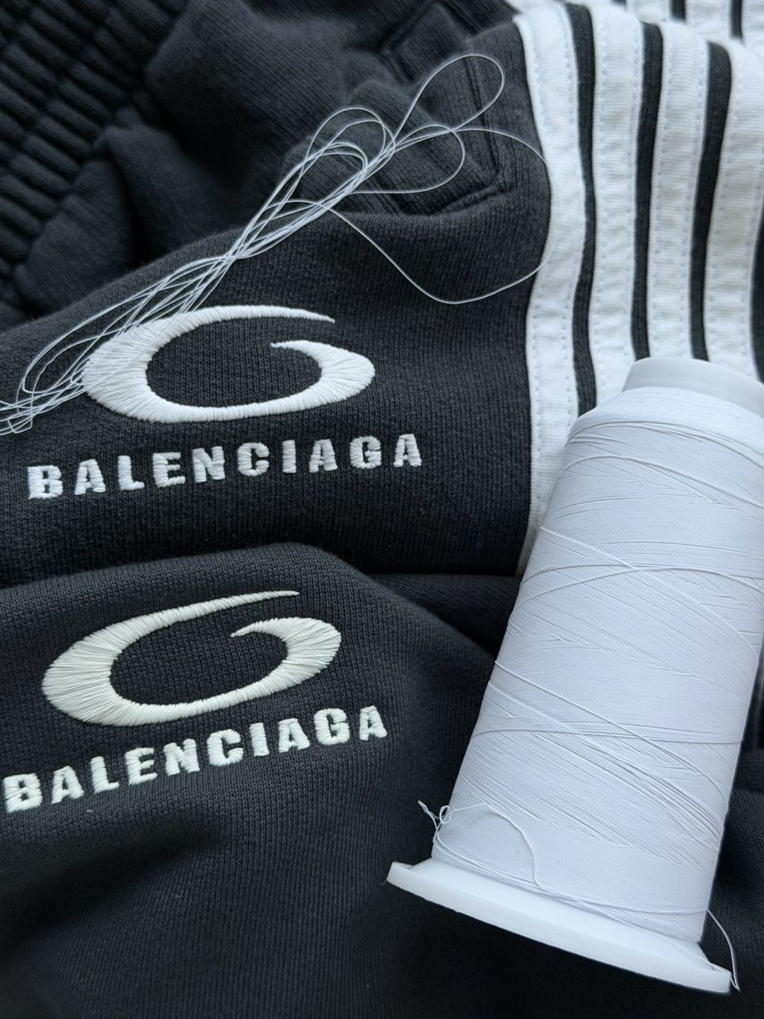 Balenciaga巴黎世家 五杠圆环刺绣运动卫裤-Chinese UA Cheap High Quatity Brand Clothes Bags handbags Sneakers wholesale wholesaler seller from China Factory suppliers Fashion Clothing Shoes best Quality Beautiful Price Balenciaga巴黎世家 五杠圆环刺绣运动卫裤