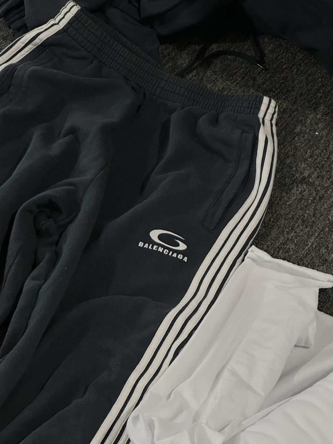 Balenciaga巴黎世家 五杠圆环刺绣运动卫裤-Chinese UA Cheap High Quatity Brand Clothes Bags handbags Sneakers wholesale wholesaler seller from China Factory suppliers Fashion Clothing Shoes best Quality Beautiful Price Balenciaga巴黎世家 五杠圆环刺绣运动卫裤