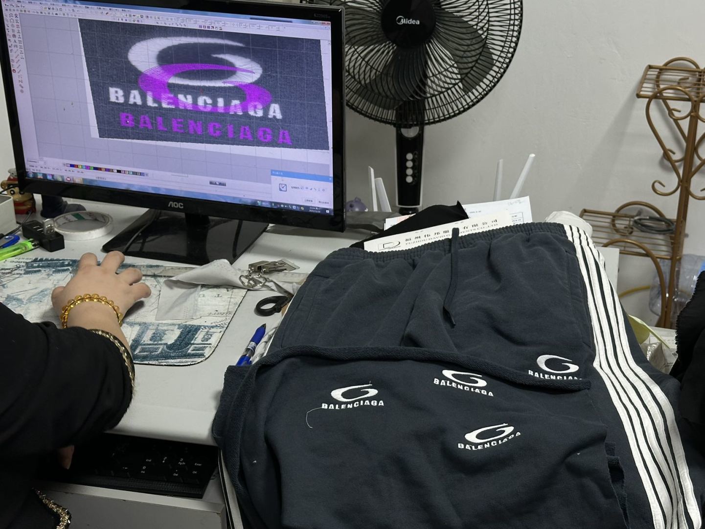 Balenciaga巴黎世家 五杠圆环刺绣运动卫裤-Chinese UA Cheap High Quatity Brand Clothes Bags handbags Sneakers wholesale wholesaler seller from China Factory suppliers Fashion Clothing Shoes best Quality Beautiful Price Balenciaga巴黎世家 五杠圆环刺绣运动卫裤