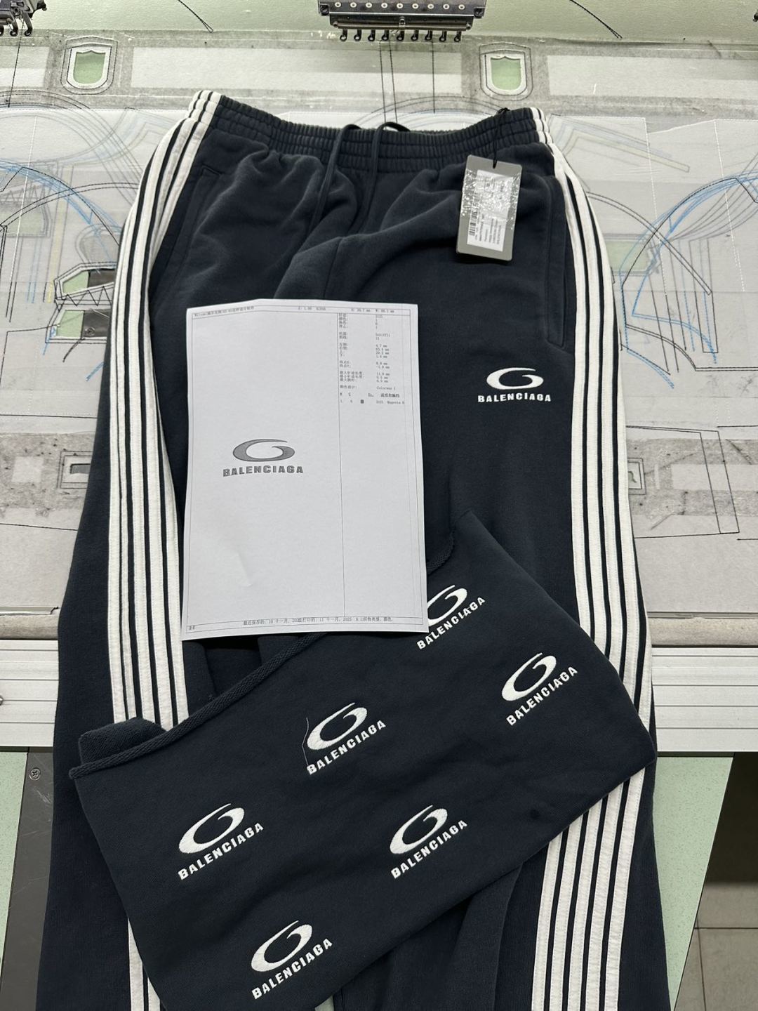 Balenciaga巴黎世家 五杠圆环刺绣运动卫裤-Chinese UA Cheap High Quatity Brand Clothes Bags handbags Sneakers wholesale wholesaler seller from China Factory suppliers Fashion Clothing Shoes best Quality Beautiful Price Balenciaga巴黎世家 五杠圆环刺绣运动卫裤