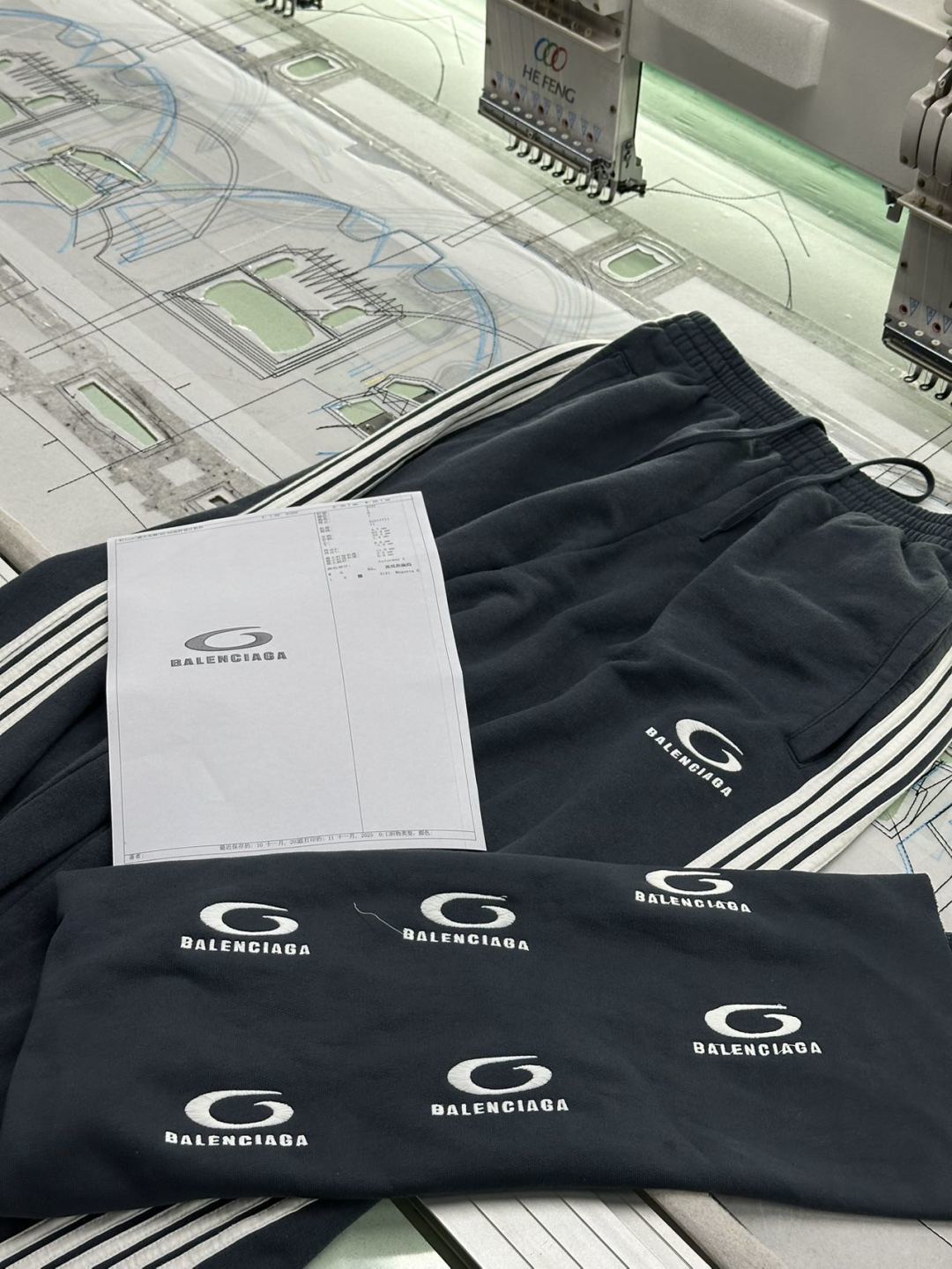 Balenciaga巴黎世家 五杠圆环刺绣运动卫裤-Chinese UA Cheap High Quatity Brand Clothes Bags handbags Sneakers wholesale wholesaler seller from China Factory suppliers Fashion Clothing Shoes best Quality Beautiful Price Balenciaga巴黎世家 五杠圆环刺绣运动卫裤