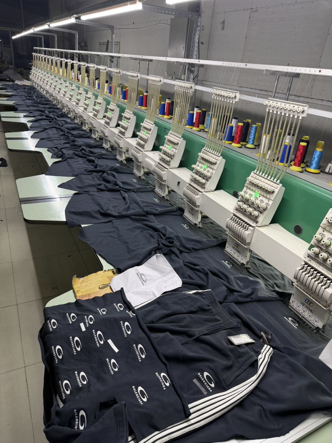 Balenciaga巴黎世家 五杠圆环刺绣运动卫裤-Chinese UA Cheap High Quatity Brand Clothes Bags handbags Sneakers wholesale wholesaler seller from China Factory suppliers Fashion Clothing Shoes best Quality Beautiful Price Balenciaga巴黎世家 五杠圆环刺绣运动卫裤