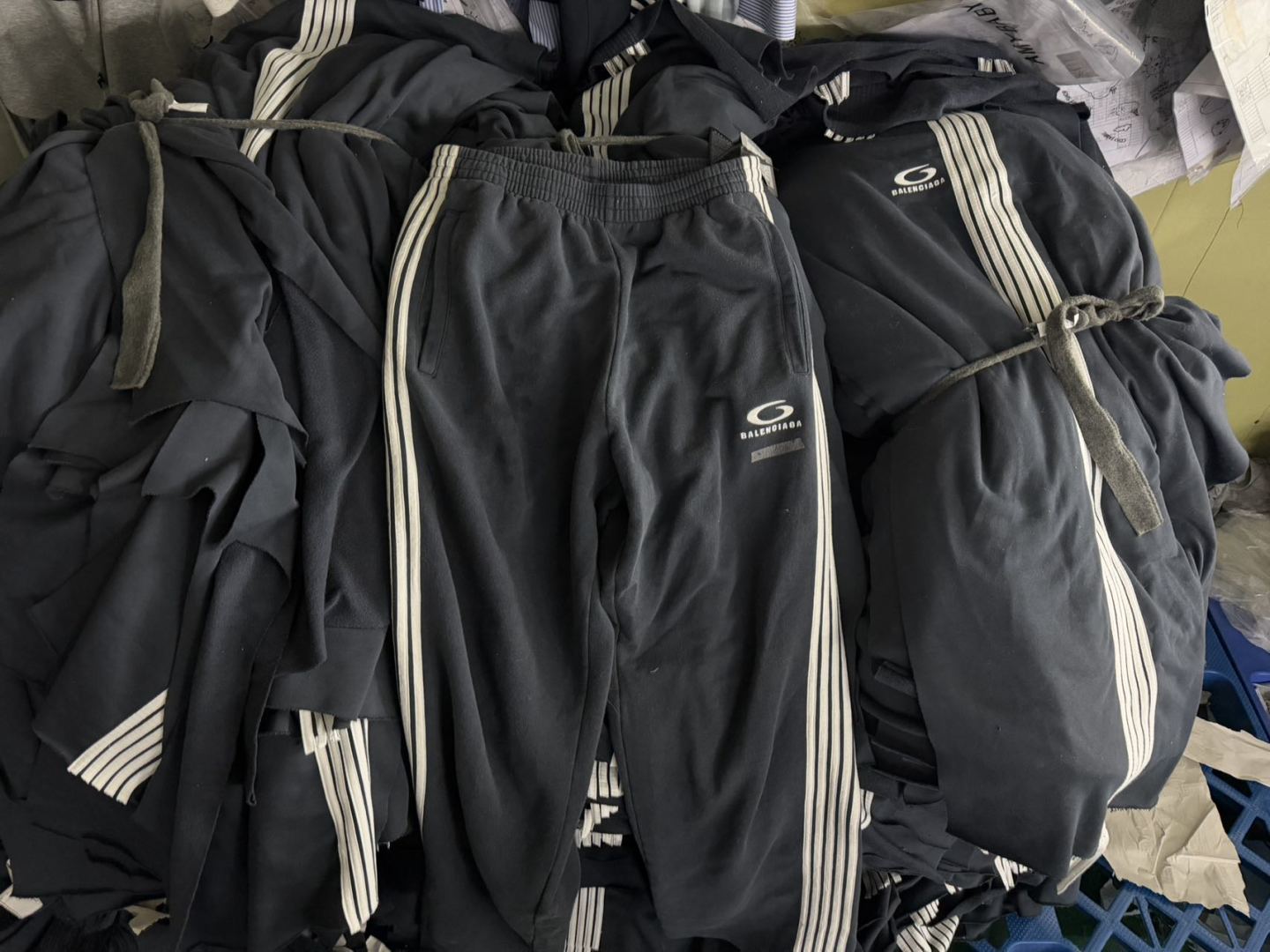 Balenciaga巴黎世家 五杠圆环刺绣运动卫裤-Chinese UA Cheap High Quatity Brand Clothes Bags handbags Sneakers wholesale wholesaler seller from China Factory suppliers Fashion Clothing Shoes best Quality Beautiful Price Balenciaga巴黎世家 五杠圆环刺绣运动卫裤