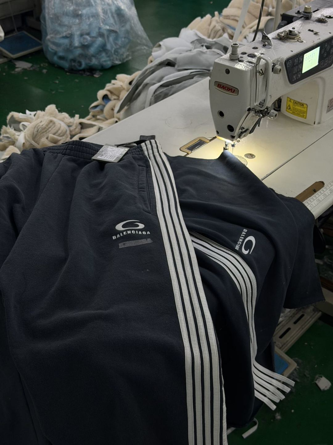 Balenciaga巴黎世家 五杠圆环刺绣运动卫裤-Chinese UA Cheap High Quatity Brand Clothes Bags handbags Sneakers wholesale wholesaler seller from China Factory suppliers Fashion Clothing Shoes best Quality Beautiful Price Balenciaga巴黎世家 五杠圆环刺绣运动卫裤