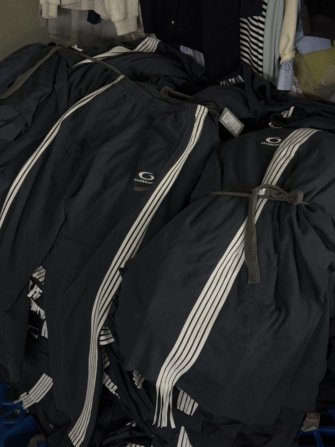 Balenciaga巴黎世家 五杠圆环刺绣运动卫裤-Chinese UA Cheap High Quatity Brand Clothes Bags handbags Sneakers wholesale wholesaler seller from China Factory suppliers Fashion Clothing Shoes best Quality Beautiful Price Balenciaga巴黎世家 五杠圆环刺绣运动卫裤