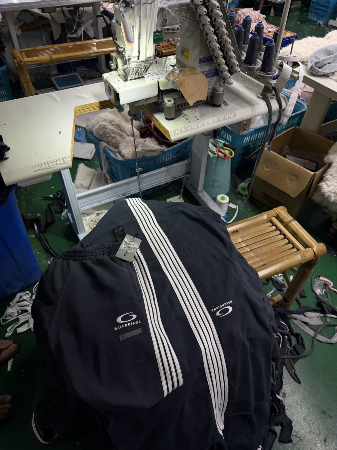 Balenciaga巴黎世家 五杠圆环刺绣运动卫裤-Chinese UA Cheap High Quatity Brand Clothes Bags handbags Sneakers wholesale wholesaler seller from China Factory suppliers Fashion Clothing Shoes best Quality Beautiful Price Balenciaga巴黎世家 五杠圆环刺绣运动卫裤