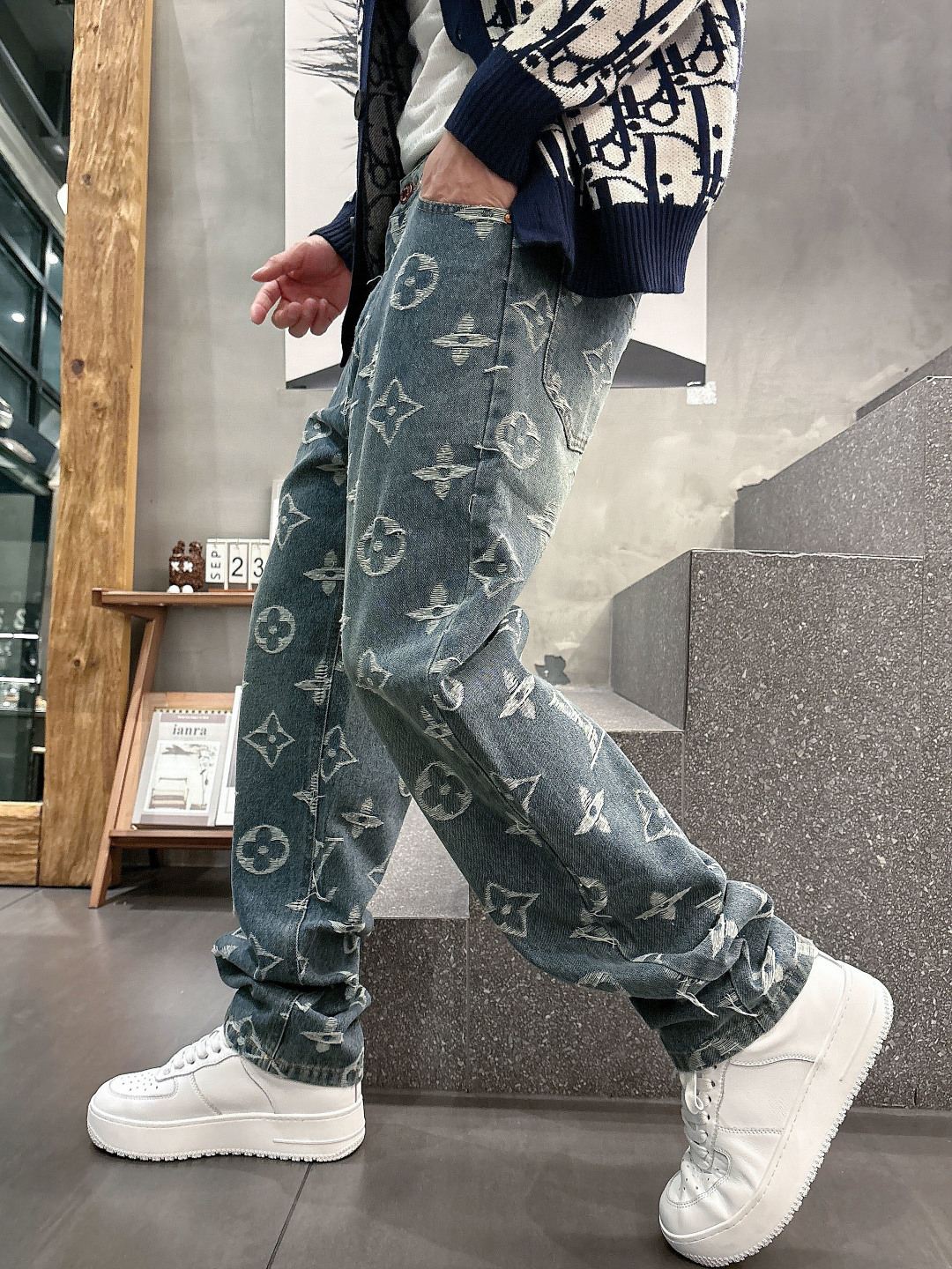 NO:565234,LV2025 autumn and winter new products, original jeans, original and heavy-made, brand classic LOGO design, complete with three standards!  Original hardware accessories. Customized denim fabrics at the counter, completely matched to the counter. You are welcome to try it on at the counter before buying. Don’t be afraid of comparing good products. Size 30-36 (35), Louis Vuitton, Jeans, Alexander Wang19860909LV2025秋冬新品,原单牛仔裤 原版重工打造,品牌经典LOGO设计,三标齐全！原版五金辅料.专柜定制牛仔面料,完全对版专柜,欢迎专柜试穿后再购买,好货不怕比.码数30-36（35）,,louis vuitton,jeans,alexander wang,Men's clothing