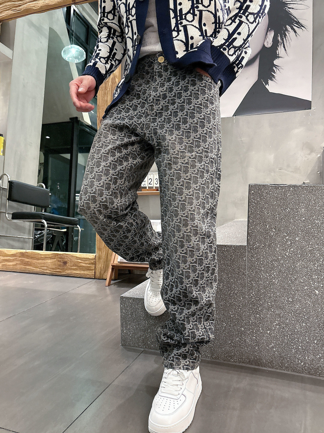 NO:565229,Dior's 2025 autumn and winter new products, original jeans are made by heavy industry, the brand's classic LOGO design, complete with three standards!  Original hardware accessories. Customized denim fabrics at the counter, completely matched to the counter. You are welcome to try it on at the counter before buying. Don’t be afraid of comparing good products. Size 30-36 (35), dior, jeans, alexander wang19860909迪奥2025秋冬新品,原单牛仔裤 原版重工打造,品牌经典LOGO设计,三标齐全！原版五金辅料.专柜定制牛仔面料,完全对版专柜,欢迎专柜试穿后再购买,好货不怕比.码数30-36（35）,,dior,jeans,alexander wang,Men's clothing