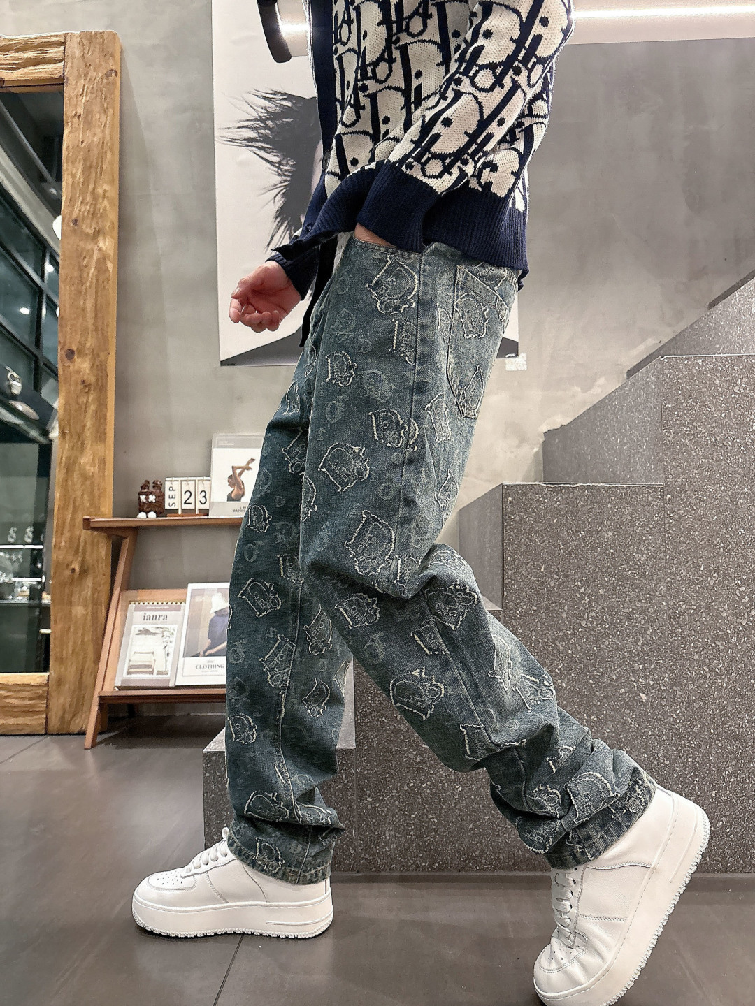 NO:565256,Dior's 2025 autumn and winter new products, original jeans are made by heavy industry, the brand's classic LOGO design, complete with three standards!  Original hardware accessories. Customized denim fabrics at the counter, completely matched to the counter. You are welcome to try it on at the counter before buying. Don’t be afraid of comparing good products. Size 30-36 (35), dior, jeans, alexander wang19860909迪奥2025秋冬新品,原单牛仔裤 原版重工打造,品牌经典LOGO设计,三标齐全！原版五金辅料.专柜定制牛仔面料,完全对版专柜,欢迎专柜试穿后再购买,好货不怕比.码数30-36（35）,,dior,jeans,alexander wang,Men's clothing