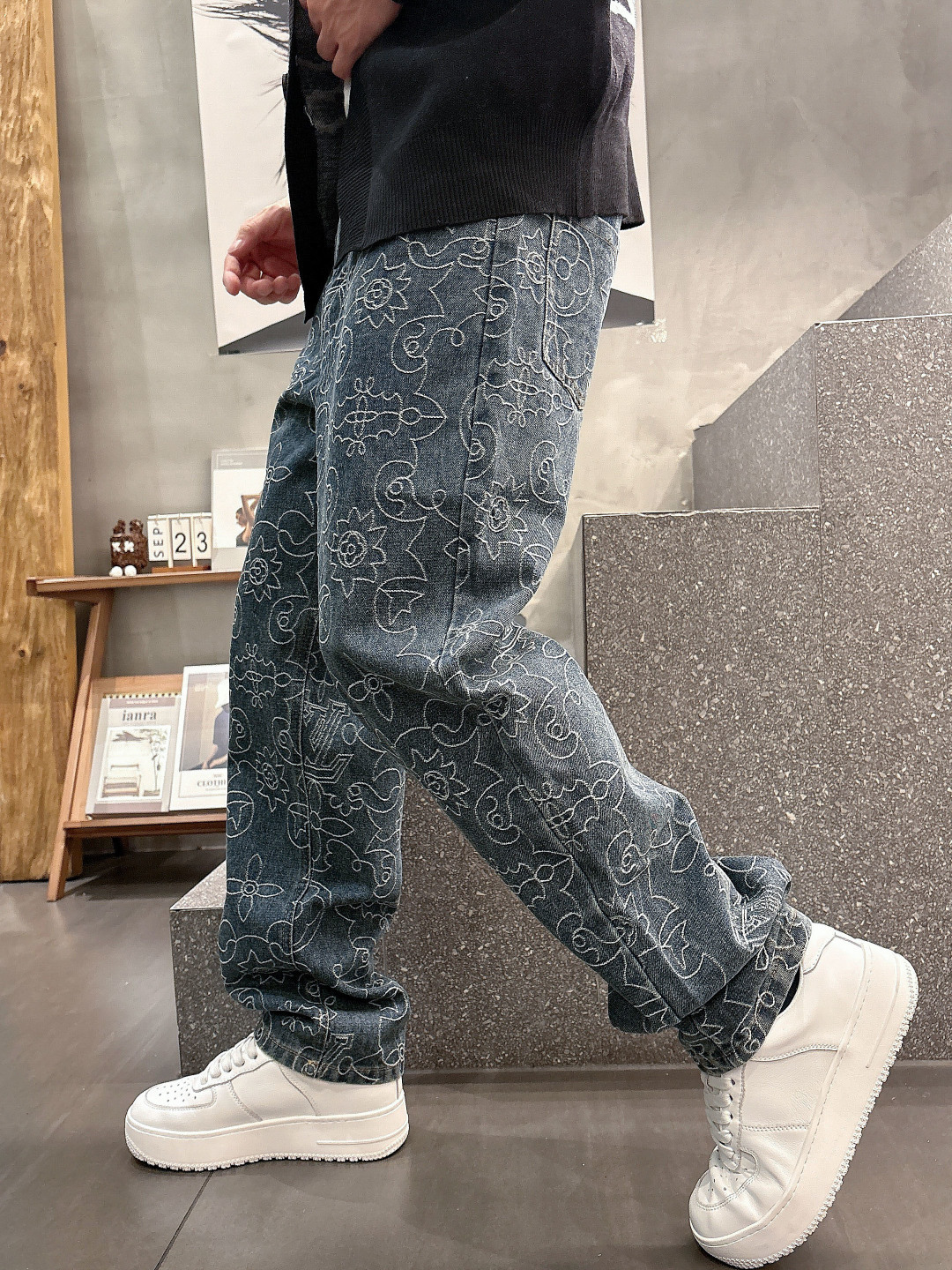 NO:565244,LV2025 autumn and winter new products, original jeans, original and heavy-made, brand classic LOGO design, complete with three standards!  Original hardware accessories. Customized denim fabrics at the counter, completely matched to the counter. You are welcome to try it on at the counter before buying. Don’t be afraid of comparing good products. Size 30-36 (35), Louis Vuitton, Jeans, Alexander Wang19860909LV2025秋冬新品,原单牛仔裤 原版重工打造,品牌经典LOGO设计,三标齐全！原版五金辅料.专柜定制牛仔面料,完全对版专柜,欢迎专柜试穿后再购买,好货不怕比.码数30-36（35）,,louis vuitton,jeans,alexander wang,Men's clothing