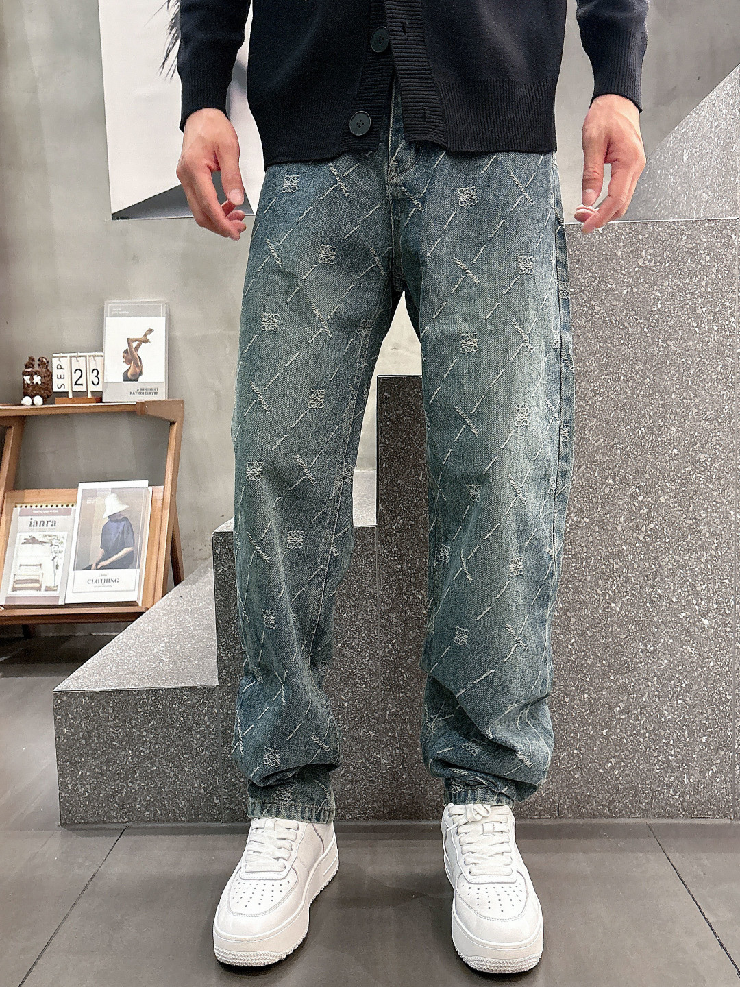 NO:565224,Luo Yiwei's 2025 autumn and winter new products, original jeans are made by heavy industry, the brand's classic LOGO design, complete with three standards!  Original hardware accessories. Customized denim fabrics at the counter, completely matched to the counter. You are welcome to try it on at the counter before buying. Don’t be afraid of comparing good products. Size 30-36 (35),, loewe, jeans, alexander wang19860909罗意威2025秋冬新品,原单牛仔裤 原版重工打造,品牌经典LOGO设计,三标齐全！原版五金辅料.专柜定制牛仔面料,完全对版专柜,欢迎专柜试穿后再购买,好货不怕比.码数30-36（35）,,loewe,jeans,alexander wang,Men's clothing