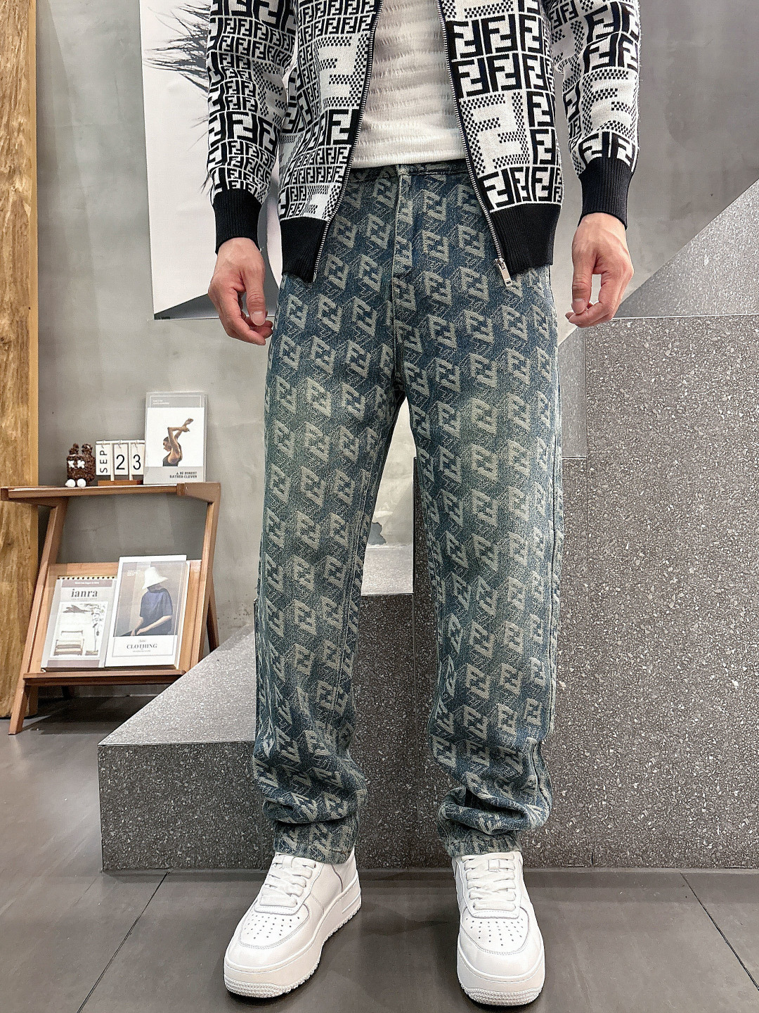 NO:565261,Fendi's 2025 autumn and winter new products, original jeans are made by heavy industry, the brand's classic LOGO design, complete with three standards!  Original hardware accessories. Customized denim fabrics at the counter, completely matched to the counter. You are welcome to try it on at the counter before buying. Don’t be afraid of comparing good products. Size 30-36 (35), fendi, jeans, alexander wang19860909芬迪2025秋冬新品,原单牛仔裤 原版重工打造,品牌经典LOGO设计,三标齐全！原版五金辅料.专柜定制牛仔面料,完全对版专柜,欢迎专柜试穿后再购买,好货不怕比.码数30-36（35）,,fendi,jeans,alexander wang,Men's clothing