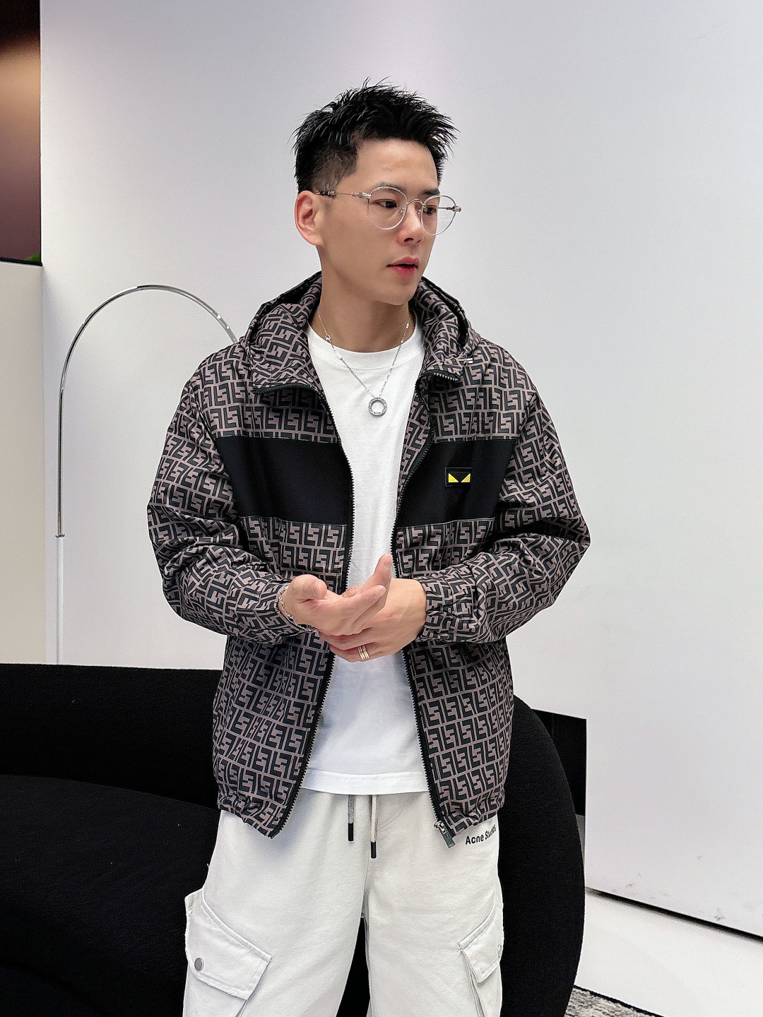 NO:572766,Fendi's new jackets, original products, fashionable jackets made of imported Italian fabrics. The European counters are synchronized, the upper body is more casual and generous, and the counter's original hardware is a new luxury high-end customized accessory!  Luxurious brand-specific logo embellishment design, the highest quality shipments in the market, original accessories, the ultimate in luxury!  Soft and comfortable. The upper body is very handsome!  Suitable for any scene!  Size: M-3XL,,fendi,jackets & coats,jackets & coats,alexander wang19860909芬迪新款夹克外套,原单狠货 意大利进口面料时尚夹克外套.欧洲专柜同步,上身更随意大方,专柜原版五金奢华高档定制配饰新作！奢华品牌特质logo点缀设计,市场最高品质出货、原版辅料,奢华极致！柔软舒适.上身爆帅！适合任意场景！码数:M-3XL,,fendi,jackets & coats,jackets & coats,alexander wang,Men's clothing