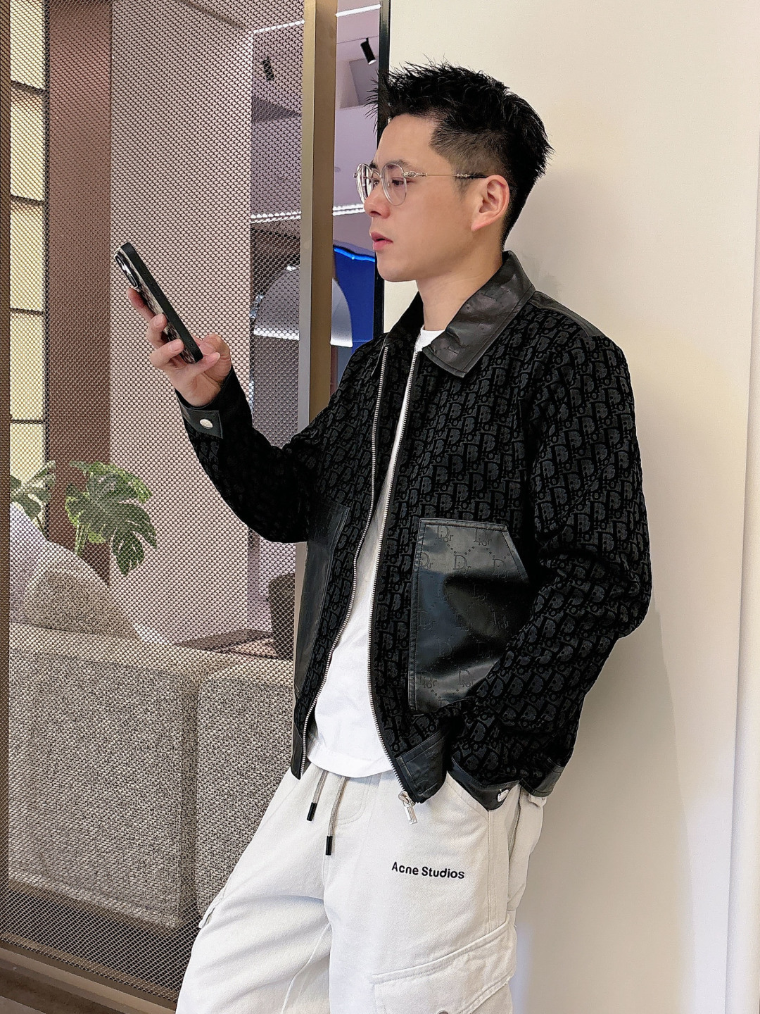 NO:572789,Dior's new leather jacket for autumn and winter, the new product on the show is in perfect condition, the memory fabric is comfortable and warm, and the three labels are complete, the color is full and attractive, the design is very brilliant, it can easily enhance the fashion sense, the workmanship is extremely sophisticated and rigorous, and the wiring is neat and meticulous!  A masterpiece from a famous designer!  The upper body does not look bloated and is super handsome!  Counter sizes M-XXXL,,dior,jackets & coats,jackets & coats,leather jacket,alexander wang19860909迪奥秋冬新款夹克皮衣外套,秀场新品品相非常完美,记忆面料舒适保暖,三标齐全色泽饱满诱人,非常出彩的设计,轻松将时髦感进阶,做工极为考究严谨,走线工整细致！大牌设计师巨作！上身不显臃肿、超级帅气！专柜尺码M-XXXL,,dior,jackets & coats,jackets & coats,leather jacket,alexander wang,Men's clothing