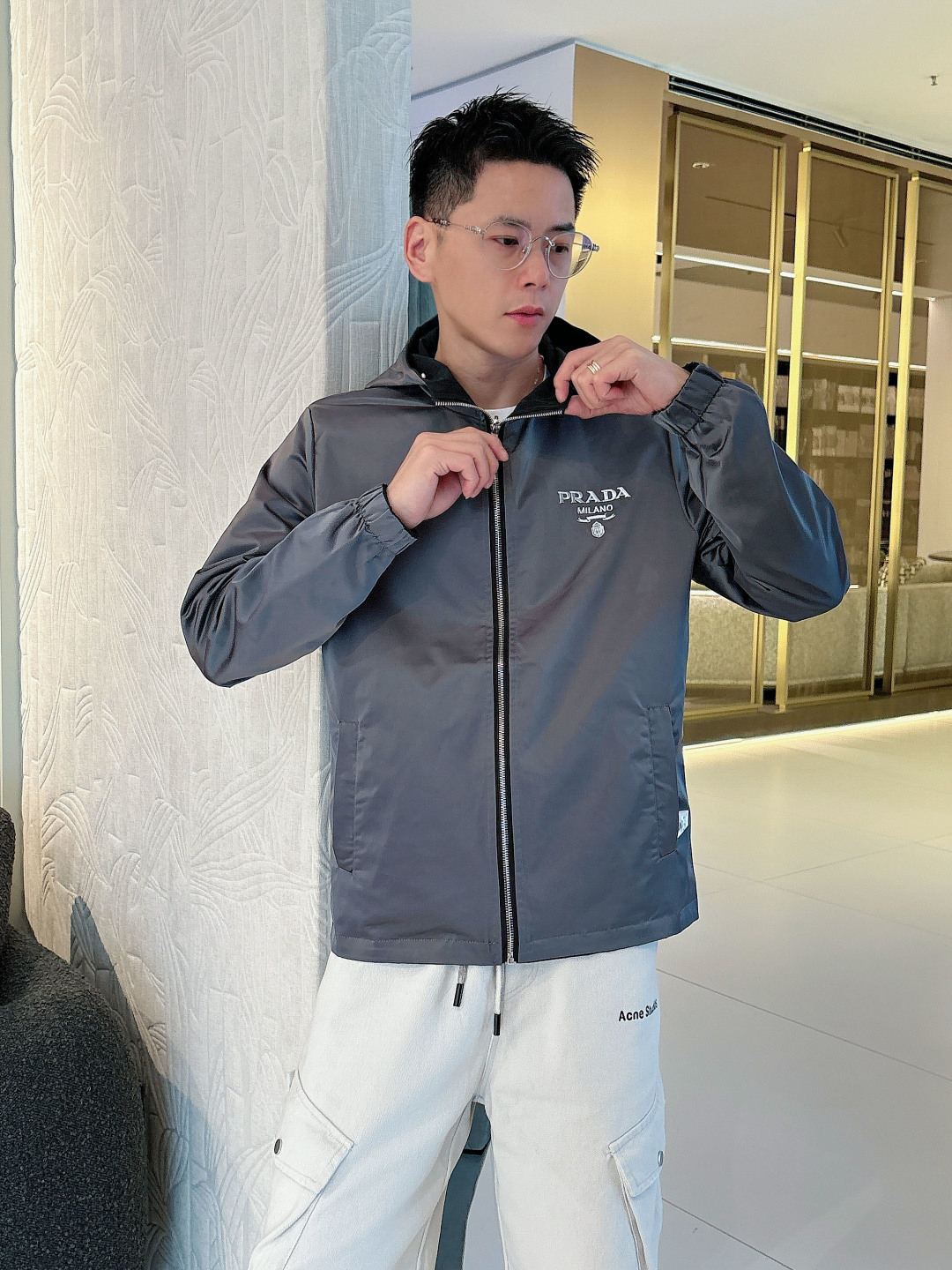 NO:572791,Prada is reversible!  New style jackets, original goods, fashionable jackets made of imported Italian fabrics. The European counters are synchronized, the upper body is more casual and generous, the counters have original hardware, luxury high-end customized accessories, new works!  Luxurious brand-specific logo embellishment design, the highest quality shipments in the market, original accessories, the ultimate in luxury!  Soft and comfortable. The upper body is very handsome!  Suitable for any scene!  Size: M-3XL,,prada,jackets & coats,jackets & coats,alexander wang19860909普拉达双面穿！新款夹克外套,原单狠货 意大利进口面料时尚夹克外套.欧洲专柜同步,上身更随意大方,专柜原版五金奢华高档定制配饰新作！奢华品牌特质logo点缀设计,市场最高品质出货、原版辅料,奢华极致！柔软舒适.上身爆帅！适合任意场景！码数:M-3XL,,prada,jackets & coats,jackets & coats,alexander wang,Men's clothing