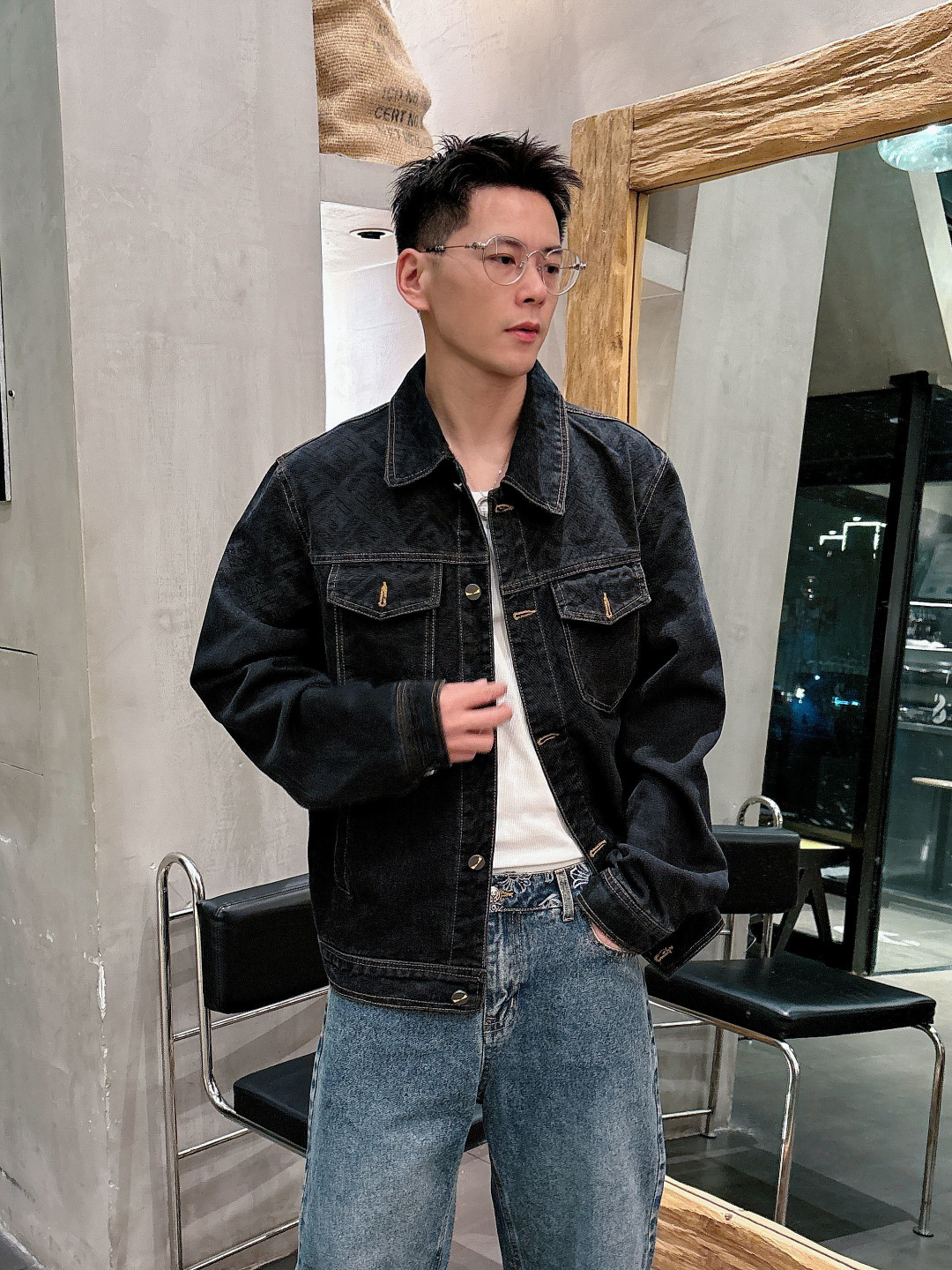 NO:572794,Fendi top quality!  Autumn and winter official website counters are available at the same time, original items, super stylish, customized original washed denim fabric, unique design, top-notch embroidered burnt-flower process letter pattern logo, original hardware accessories decoration, an extremely outstanding denim jacket, the materials and craftsmanship are extremely luxurious and exquisite, extremely high-grade, handsome and stylish upper body, recommended, counter size M-XXXL,, fendi, jackets & coats, jackets & coats, alexander wang19860909芬迪顶级品质！秋冬官网专柜同步有售,原单狠货,超级有范儿,定制原版水洗牛仔面料,独特设计,顶级刺绣烧花工艺字母图案logo,原版五金辅料装饰,极为翘楚的一款牛仔夹克外套,用料与工艺都极致奢华精湛,档次极高,上身帅气有型,推荐,专柜尺码M-XXXL,,fendi,jackets & coats,jackets & coats,alexander wang,Men's clothing