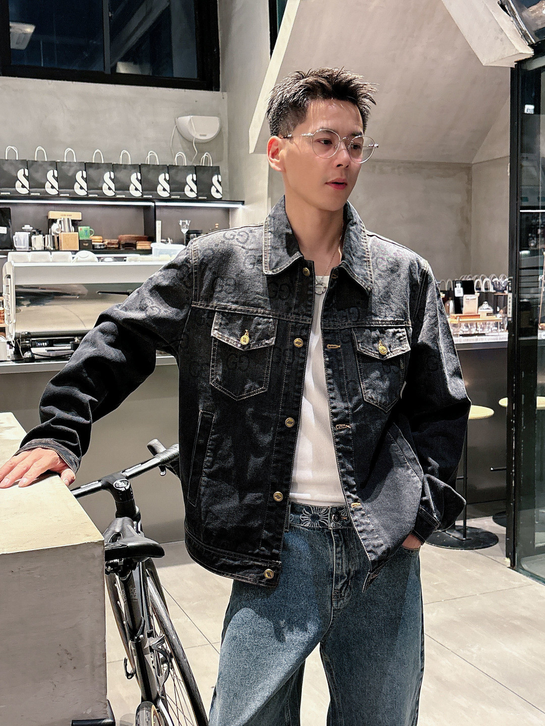 NO:572793,Gucci top quality!  Autumn and winter official website counters are available at the same time, original orders, super stylish, customized original washed denim fabrics, unique design, top-notch embroidered burnt-flower letter pattern logo, original hardware accessories decoration, an extremely outstanding denim jacket, the materials and craftsmanship are extremely luxurious and exquisite, extremely high-grade, handsome and stylish upper body, recommended, counter size M-XXXL,, jackets & coats, jackets & coats, alexander wang19860909古奇顶级品质！秋冬官网专柜同步有售,原单狠货,超级有范儿,定制原版水洗牛仔面料,独特设计,顶级刺绣烧花工艺字母图案logo,原版五金辅料装饰,极为翘楚的一款牛仔夹克外套,用料与工艺都极致奢华精湛,档次极高,上身帅气有型,推荐,专柜尺码M-XXXL,,jackets & coats,jackets & coats,alexander wang,Men's clothing