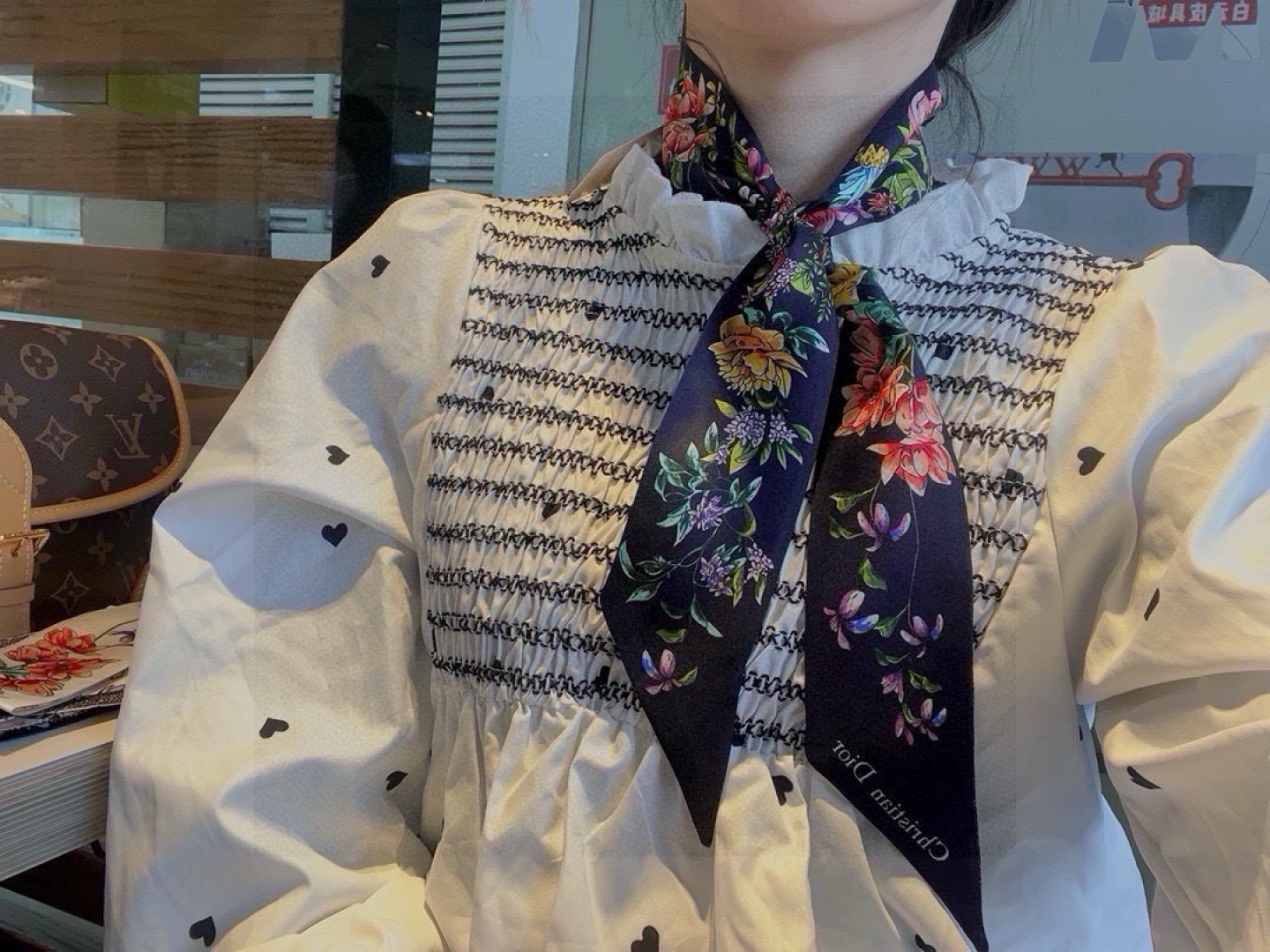 NO:306438,Dior Flower's latest double-layer hairband. The more you look, the better you look, and there are many ways to use it. It has a good tone when you match it. Super soft 6100 top imported double-layer silk small streamer silk scarf streamer, streamer, hair tie, dior, dior, real silk19860909迪奥Dior花卉最新双层束发带.真心的越看越好看而且多way用法,随便怎么搭配都好有腔调.超级柔软6100顶级进口双层真丝小飘带丝巾飘带,飘带，发束,dior,dior,real silk,accessory