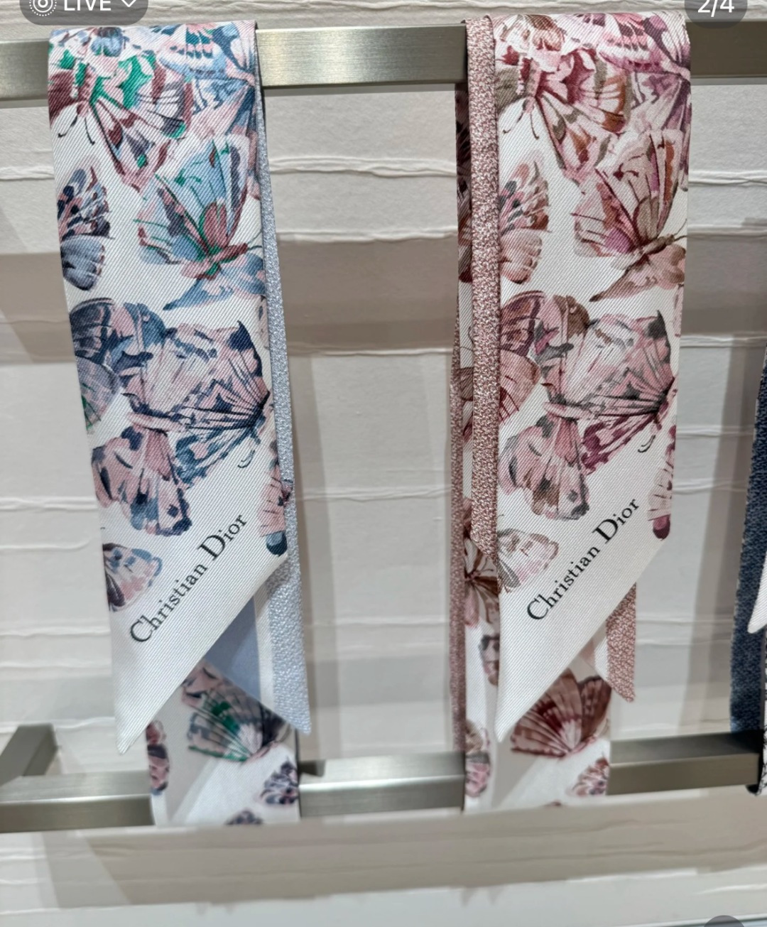 NO:306448,This white and sky blue mulberry silk jacquard Mitzah scarf is decorated with Dior Camo Papillon pattern, which is a new butterfly theme with elegant and poetic design. It is classic style, slender, sharp corners on both ends, and contrasting sky blue jacquard strips on the back are decorated with butterflies and Christian Dior logos. It can be matched with a variety of fashionable looks, whether tied to the neck, wrist or handbag, which is the ideal finishing touch. White and sky blue fabric Dior Camo Papillon pattern The back is decorated with contrasting sky blue jacquard strips on the back are decorated with butterflies and Christian Dior logos on both ends Sharp corners on the mulberry silk Made in Italy Scarf streamers, streamers, hair buns, dior19860909这款白色和天蓝色桑蚕丝提花 Mitzah 丝巾饰以 Dior Camo Papillon 图案,以优雅而诗意的设计全新演绎蝴蝶主题.款式经典,造型修长,两端尖角设计,背面饰以对比鲜明的天蓝色提花条形图案,点缀以蝴蝶和 Christian Dior 标志.可与各种时尚造型搭配,无论系在颈部、手腕或手袋上,都是理想的点睛之笔. 白色和天蓝色面料 Dior Camo Papillon 图案 背面饰以对比鲜明的天蓝色提花条形图案,点缀以蝴蝶和 Christian Dior 标志 两端尖角设计 桑蚕丝 意大利制造丝巾飘带,飘带，发束,dior,accessory