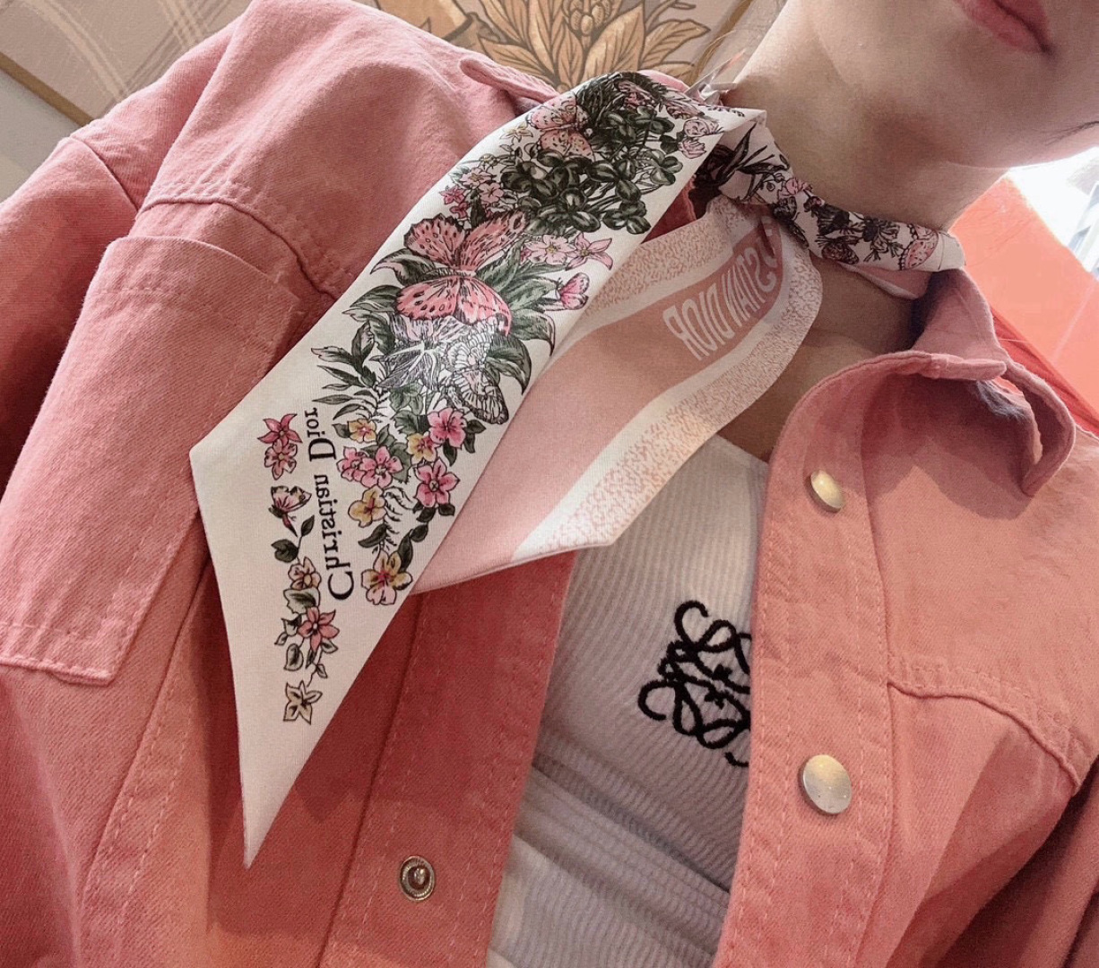 NO:306509,18 Mmi latest counter is the same style!  Dior hairband/streamer style!  It can be used as a small scarf, tied hair, tied with handbags, tied to wrist decoration!  Multifunctional matching is available for you!  Double-sided twill silk!  Specification 6*100 Silk scarf, streamer, streamer, hair tie, dior, real silk1986090918姆米 最新专柜同款！迪奥束发带/飘带款！可当小围巾,绑头发,绑手袋,绑在手腕装饰！多功能随便你搭配！双面斜纹真丝！规格6*100 丝巾,飘带,飘带，发束,dior,real silk,accessory