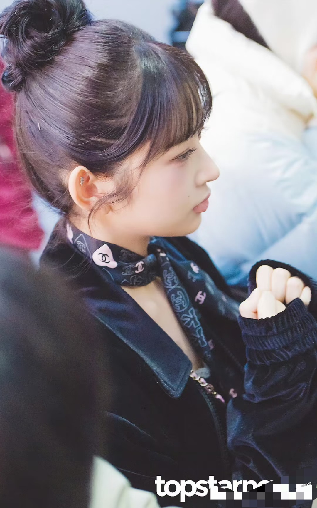 NO:306508,Chanel Twilly little silk scarf is here, Chanel Starlight letters, a veritable little cute, everyone has three hands to see, I don’t stop them. N hasn’t seen such a beautiful twilly for a long time. It’s really fragrant, it’s a must-have artifact for concave shapes. The number is not a lot. It won’t always be useful, tied hair, tied bags, etc.... Unique, it’s better not to be missing. Material: Twill silk Size/6cm silk scarf, streamers, streamers, hair tie, chanel, chanel, real silk19860909香奈儿Twilly小丝巾来了,Chanel 星光字母,名副其实的小可爱, 人手三条闭眼收,我都不拦着 N久都没有见过这么好看的twilly 真的是真香本香了,凹造型必备神器 数量不是很多.也不会一直有 实用率贼高,绑头发,绑包包,等等等等… 独一无二,宁缺毋 材质:斜纹真丝 尺寸/6cm丝巾,飘带,飘带，发束,chanel,chanel,real silk,accessory