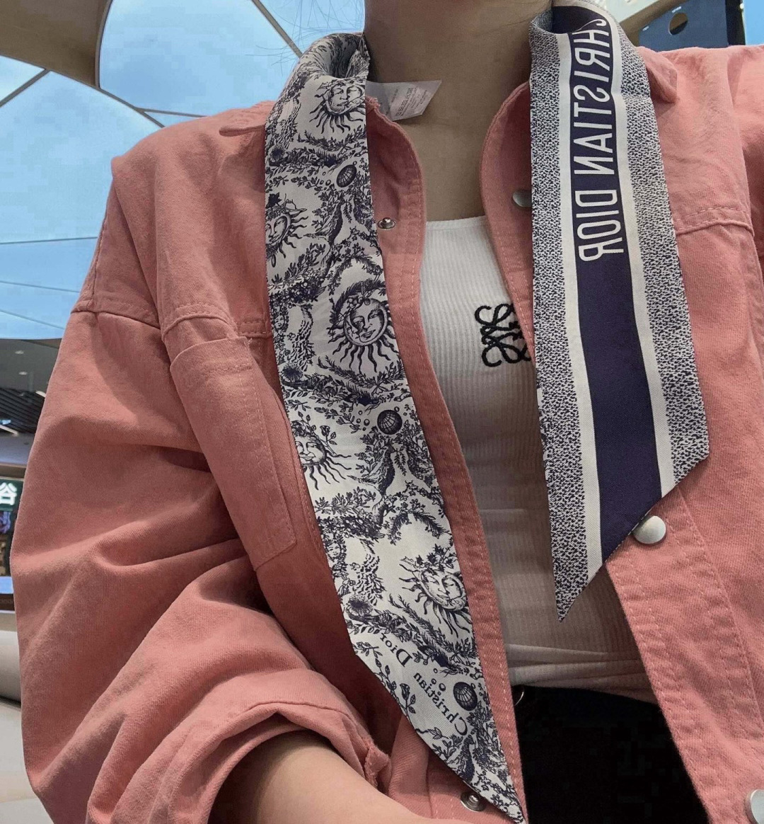 NO:306510,Dior's latest double-layer hairband. The more you look, the better you look, and there are many ways to use it. It has a good tone when you match it. Super soft 6100 top imported double-layer silk small streamer scarf, streamers, streamers, hairbands, dior, dior, real silk19860909迪奥Dior最新双层束发带.真心的越看越好看而且多way用法,随便怎么搭配都好有腔调.超级柔软6100顶级进口双层真丝小飘带丝巾,飘带,飘带，发束,dior,dior,real silk,accessory