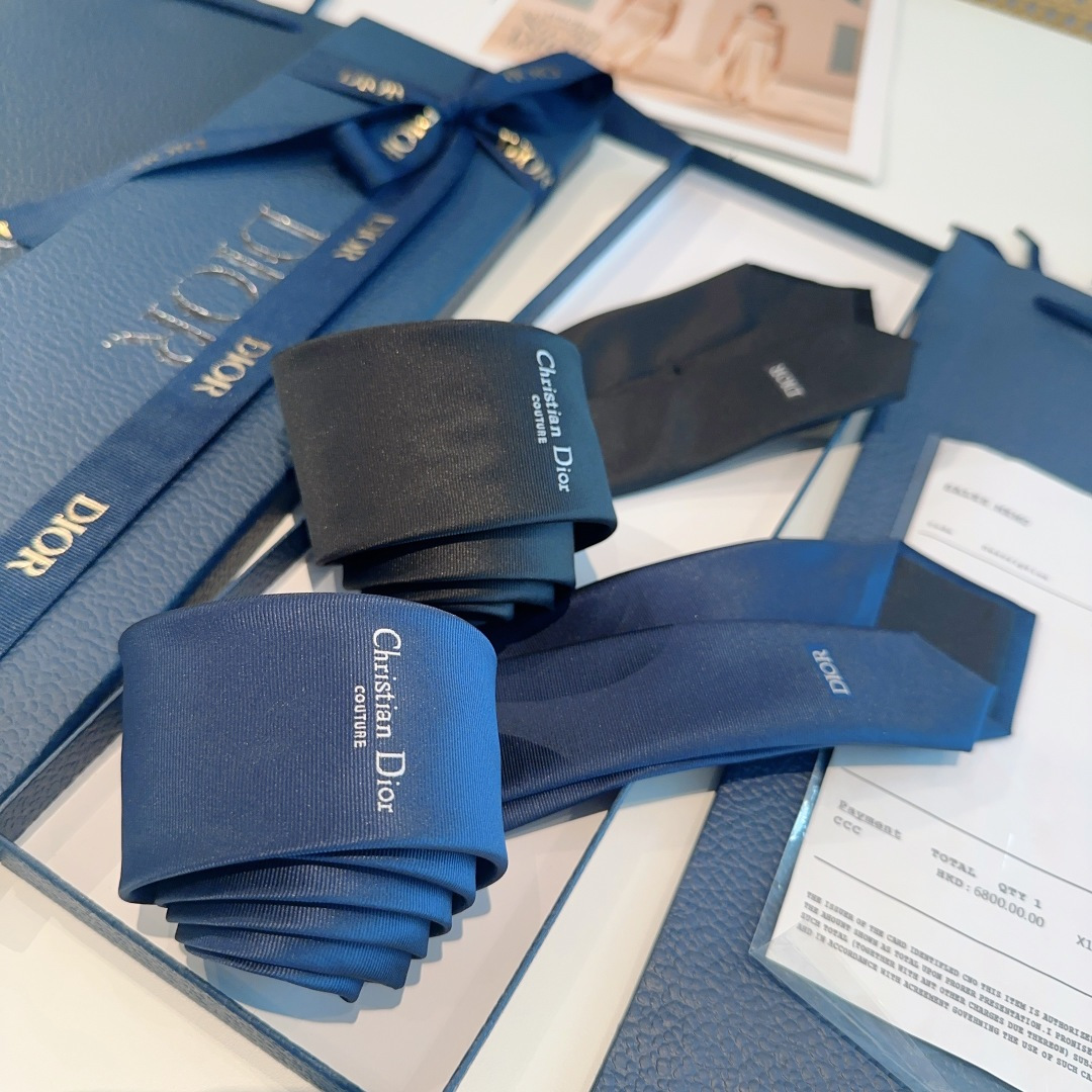 NO:301895,Special hits to Do Home New Tie Dior Men [D Home LOGO Series Tie], a rare and ideal choice for showing exquisite handcraftsmanship and fashion elegance. This tie made of DO Home's most classic and iconic LOGO jacquard is more elegant in the same color technique. Let men fully demonstrate their personality. Top handmade custom ties, tie, dior, dior, ties19860909特 爆款到Do家新款领带 Dior男士【D家LOGO系列领带】,稀有展现精湛手工与时尚优雅的理想选择,这款采用DO家最经典极具标志性LOGO提花制成的领带,以同色调手法演绎的更显雅致风范.让男士可以充分展示自己个性.顶级手工定制领带,领带,dior,dior,ties,accessory