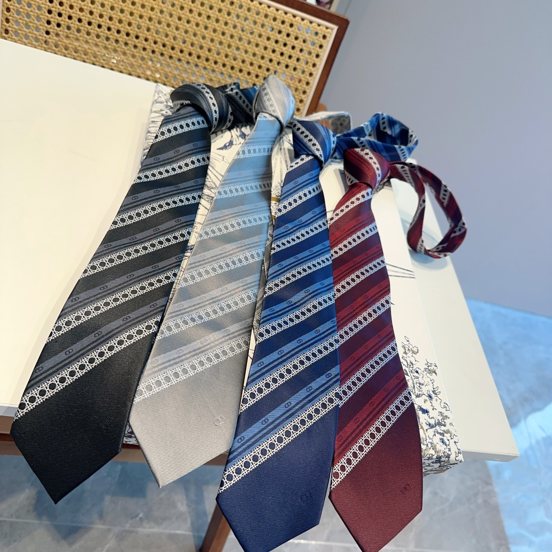 NO:301901,This tie pays tribute to the classic rattan check pattern. It is carefully crafted from navy blue, blue and white mulberry silk jacquard fabric, with striped patterns embellished with CD Icon logo for more refined. It can be matched with various suits to enhance the style and add a personality to the look. The whole body is decorated with white rattan check jacquard pattern Blue CD Icon striped pattern Small head with Dior logo jacquard label Mulberry silk Made in Italy tie, tie, dior, business suit, ties19860909特 这款领带向经典的藤格纹图案致敬.采用海军蓝色、蓝色和白色桑蚕丝提花面料精心制作,条纹图案点缀以 CD Icon 标志,更显精致.可与各式西装搭配提升格调,为造型增添个性风范. 通体饰以白色藤格纹提花图案 蓝色 CD Icon 条纹图案 小头外侧饰以 Dior 标志提花标签 桑蚕丝 意大利制造领带,领带,dior,business suit,ties,accessory