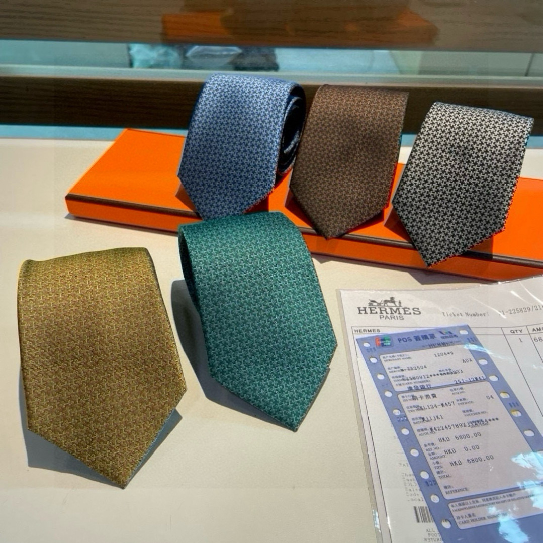 NO:301903,New men's tie series H horse tie printed tie, rare H home has a thousand different print ties launched every year, from the initial geometric patterns to the present styles that are much richer, with lively animals or daily life things as the theme, allowing men to fully demonstrate their personality. Top twill silk handmade custom ties, tie, real silk, ties19860909男士新款领带系列 H马衔扣印花领带 ,稀有H家每年都有一千条不同印花的领带面世,从最初的多以几何图案表现骑术活动为主,到如今的款式则丰富得多,以活泼的动物或日常生活 事物为主题,让男士可以充分展示自己个性.顶级斜纹真丝手工定制领带,领带,real silk,ties,accessory