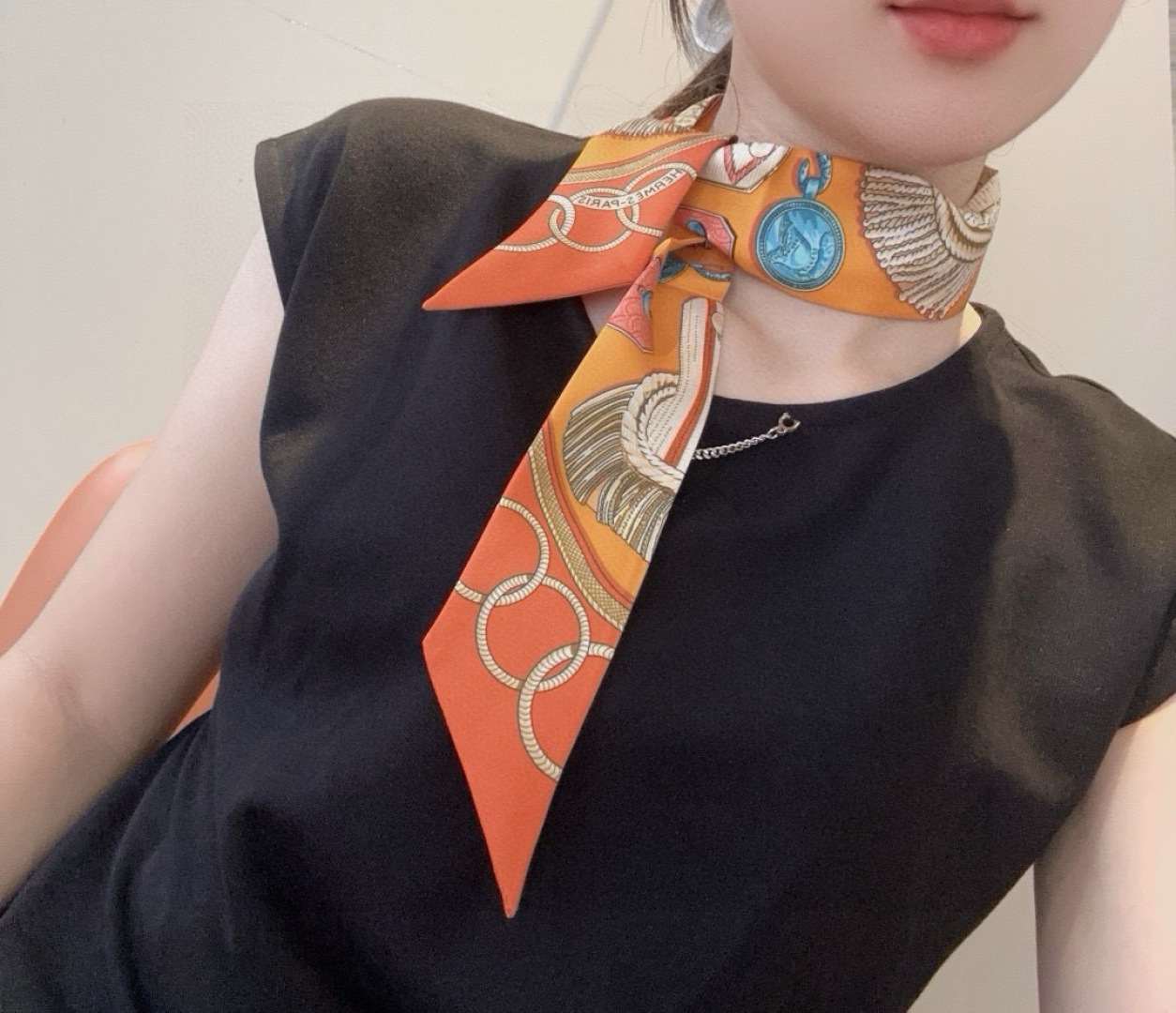 NO:306556,New, 18 Mmillion heavy twill silk streamers, absolutely good product, genuine edition, counter synchronization Hermes new Twilly, top-grade twill silk, super fine print, very clear handwriting Specification 5X86cm, twill silk double-layer double-sided】River, scarf, streamer, hair tie, hermes, real silk19860909上新,18姆米重磅斜纹真丝飘带,绝对的好货,正品开版,专柜同步 爱马仕新款Twilly,顶级斜纹真丝打造 超精细的印花 字迹非常清晰 规格5X86cm,斜纹真丝双层双面】飘带,丝巾,飘带，发束,hermes,real silk,accessory