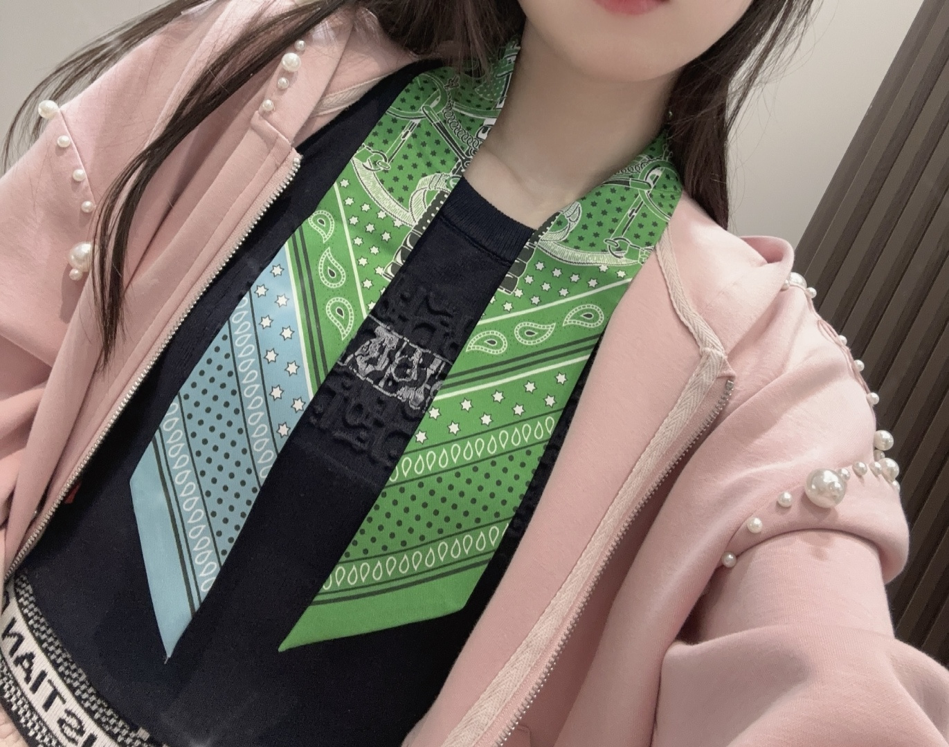 NO:306568,h gold spurt twilly mulberry silk, 18 mmi double twill heavy twill silk 86x5cm, three-color spot. Origin of creation At first glance, leather and metal, buckles and circles are cleverly intertwined, harmoniously blending, forming a delicate and complex composition, and rose decorations appear in the square scarf. Looking closely, each element revolves around, injecting a soothing and charming dynamic rhythm into the picture. Fingers involuntarily explore the route in this fantasy maze with no source and no end. Spurs, stirrups, bridle rings and coachman whips decorated with three golden rings form crisscrossing curves and straight lines, reproducing the saddle bridle style used by the Black Knight Equestrian Group, which was founded in the 19th century and is well-known for its superb riding in the French Somuel Equestrian School. Streamers, scarves, streamers, hair bundles, real silk. Streamers, silks, ribbons, hair bundles, real silk.19860909h金质马刺 twilly 桑蚕丝,18姆米双层斜纹重磅斜纹真丝 86x5cm,三色现货 创作渊源 乍看之下,皮革与金属、环扣与圆圈巧妙交织,和谐相融,形成一幅精妙繁复的构图,方巾之中浮现玫瑰花饰.近观细察,每个元素循环往复,为画面注入舒缓迷人的动感韵律.手指不由自主地在此没有源头亦没有终点的奇幻迷宫中摸索路线.马刺、马镫、辔环及饰有三个金环的车夫鞭构成纵横交错的曲线和直线,再现创建于19世纪、享负盛誉的法国索缪尔马术学校骑术精湛的黑骑士马术团使用的鞍辔风采.飘带,丝巾,飘带，发束,real silk,accessory