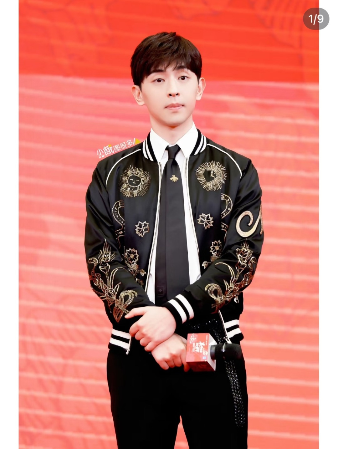 NO:301964,Silk tie, paired with golden bee embroidery, this pattern has quickly become one of the most recognizable Gucci details in Alessandro Michele's design. Tie, tie, gucci, real silk, ties19860909真丝领带,配以金色蜜蜂刺绣,此图案已经迅速成为Alessandro Michele的设计中辨识度最高的Gucci细节之一.领带,领带,gucci,real silk,ties,accessory