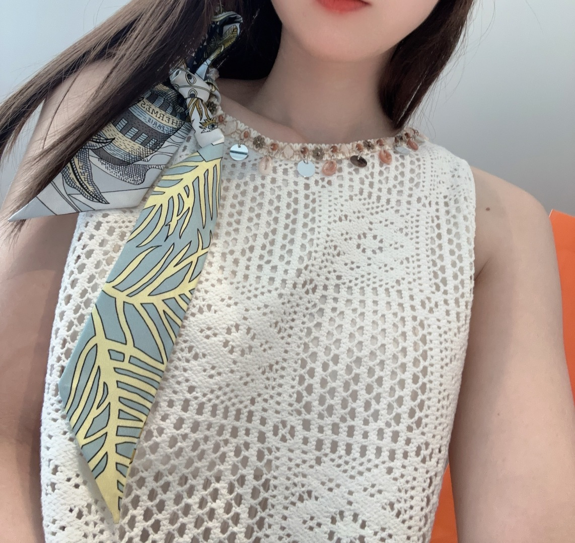 NO:378662,H's new silk scarf, female knight's dance, heavy silk twill, Hermes hairband, double-sided double-style!  Made of top twill silk, super fine print is very clear, definitely the first choice for gift gifts, you can wrap around the neck, wrist and waist, and you can also match it on your beloved bag, making your bag look brand new 【Specification 5X86cm, twill silk double-layer double-sided】Scarf, streamer, hair tie, hermes, real silk19860909H家新款丝巾,女骑士之舞 重磅真丝斜纹绸,爱马仕束发带 双面双款！顶级斜纹真丝打造 超精细的印花非常清晰 绝对是送礼自用的首选丝带既可绕于颈间,亦可缠于腕部、腰部,同样也可以搭配在心爱的包包上,让你的包包焕然一新【规格5X86cm,斜纹真丝双层双面】丝巾,飘带，发束,hermes,real silk,accessory