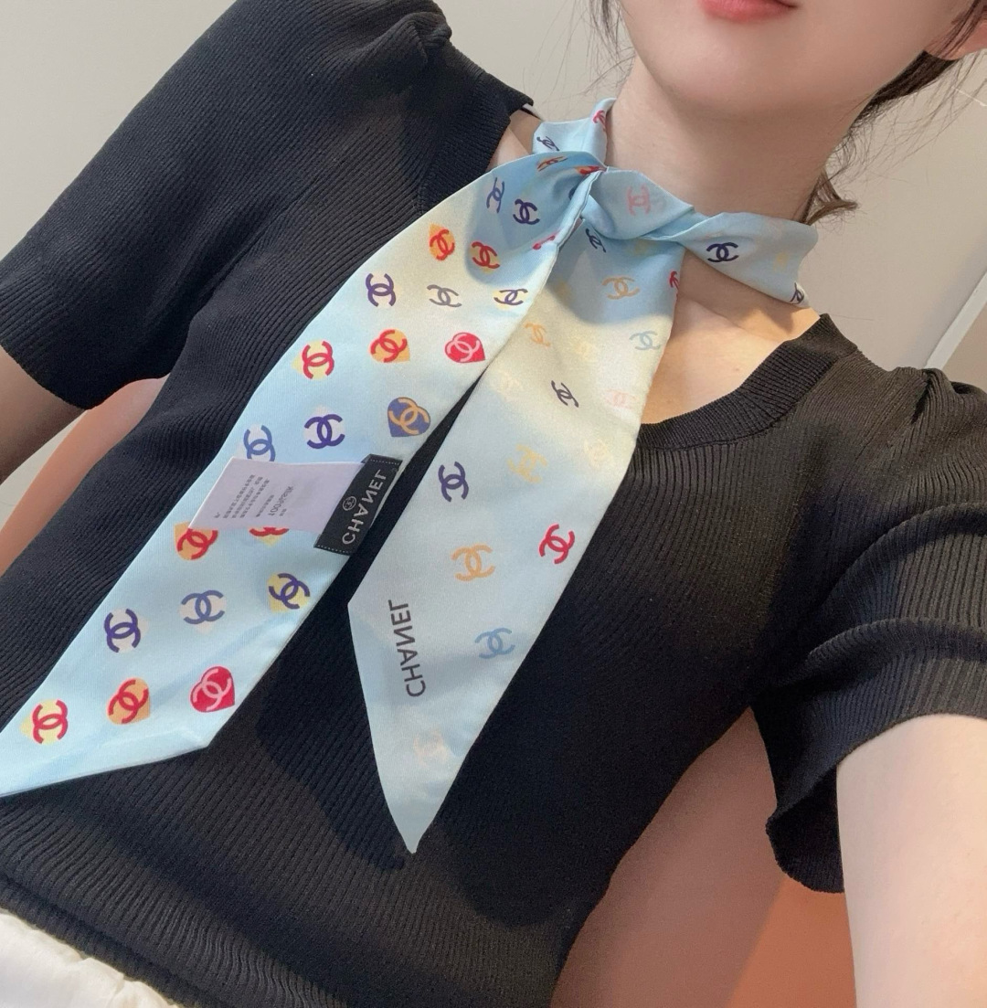 NO:378687,Xiaoxiang’s latest double-sided TwillyC home’s colorful love prints this year have a super big brand aura!  Twill silk has a super strong luster. It can be seen from the picture that the quality is extraordinary and the gift is very suitable for your own use. It can be wrapped around the neck, wrist and waist, and can also be matched on your beloved bag to make your bag look brand new, black and white, size 6cm silk scarf, streamers, hair tie, chanel, real silk19860909小香最新双面TwillyC家今年主打的彩色爱心印花 ,超有大牌气场！斜纹真丝光泽感超级强 从图中就可以看出来品质非凡送礼自用都超合适的一款既可绕于颈间,亦可缠于腕部、腰部,同样也可以搭配在心爱的包包上,让你的包包焕然,黑白两色,尺寸6cm丝巾,飘带，发束,chanel,real silk,accessory