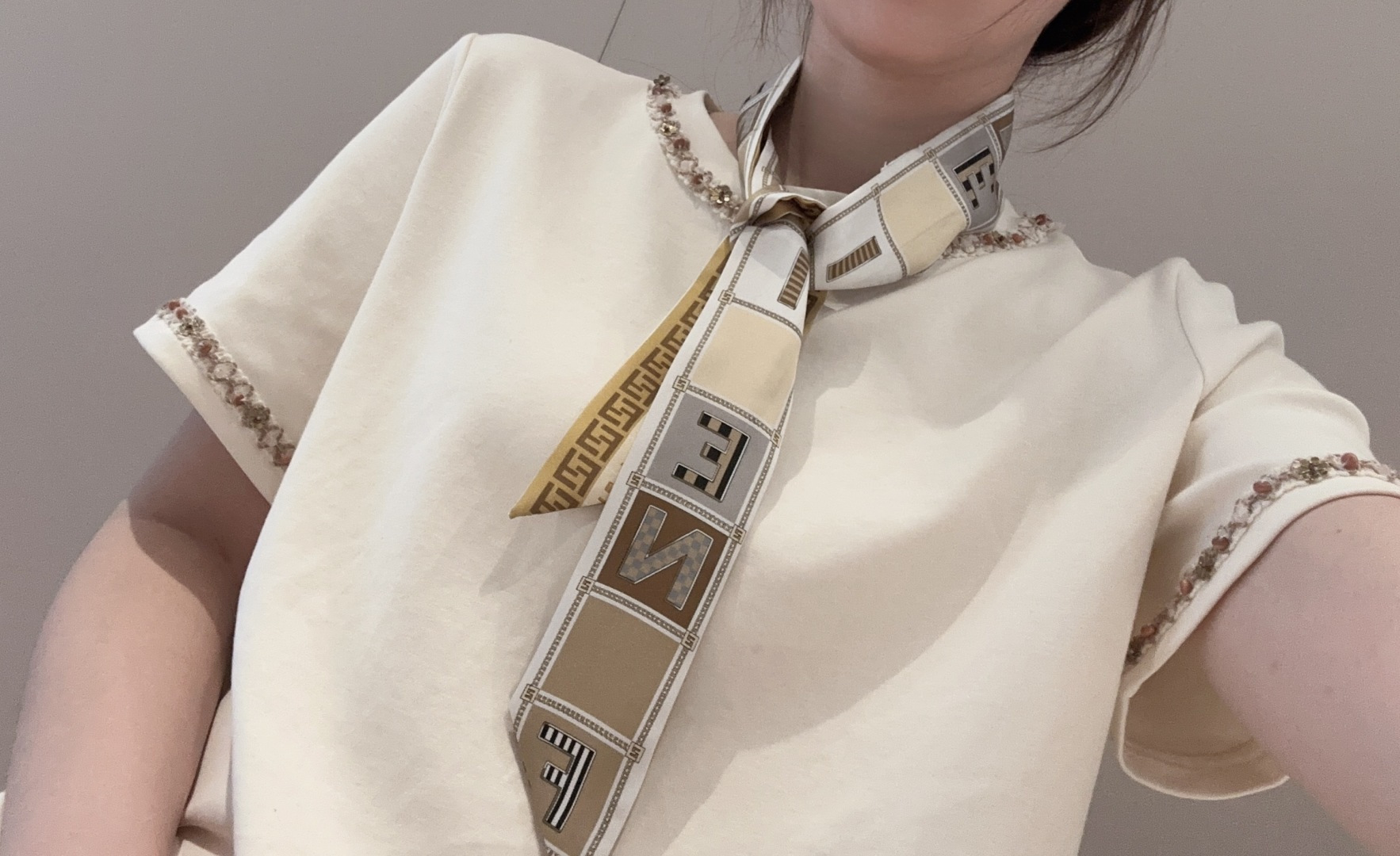NO:378721,Fendi ships, the latest limited edition, still classic letter elements, 18 Mmilli heavy silk twill, 5*100cm, single monochrome scarf, streamers, hair tie, fendi, real silk19860909Fendi出货,最新限量款,仍然是经典的字母元素,18姆米重磅真丝斜纹绸,5*100cm,单款单色丝巾,飘带，发束,fendi,real silk,accessory