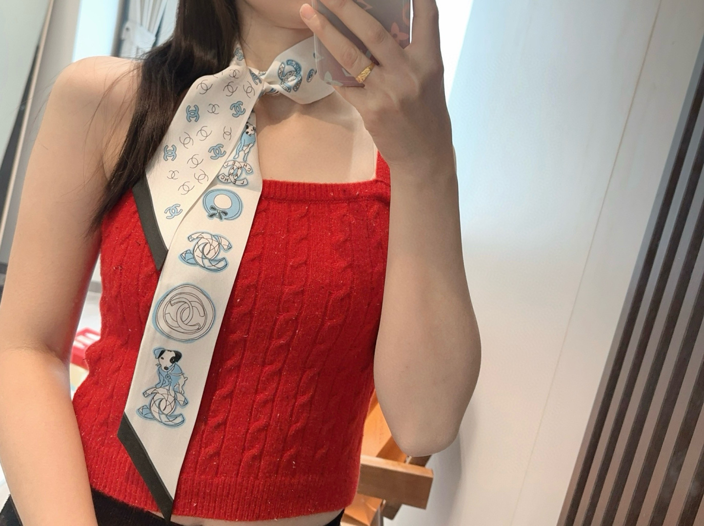 NO:378689,Chanel Twilly little silk scarf is here, Chanel is a real cute little, everyone has three hands to see, I don’t stop me. N hasn’t seen such a beautiful twilly for a long time. It’s really fragrant. There are not many essential artifacts for concave styling. It won’t always be there. It’s very practical, tied hair, tied bags, etc.... Unique, rather than lacking material: twill silk size/6cm scarf, streamers, hair tied, chanel, chanel, real silk19860909香奈儿 Twilly小丝巾来了,Chanel 名副其实的小可爱, 人手三条闭眼收,我都不拦着 N久都没有见过这么好看的twilly 真的是真香本香了,凹造型必备神器数量不是很多.也不会一直有 实用率贼高,绑头发,绑包包,等等等等...独一无二,宁缺毋材质:斜纹真丝尺寸/6cm丝巾,飘带，发束,chanel,chanel,real silk,accessory