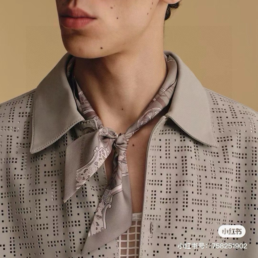 NO:378597,Stirrup Mix] Twill Silk Twilly Scarf (Mulberry Silk). Silk Twilly made its debut in men's clothing show and was also the first time it became a part of the series. Made in France. Designer Franoise de La Perrière Size 5 x 86 cm Silk scarf, streamers, hair tie, real silk19860909马镫混搭]斜纹真丝Twilly小丝巾（桑蚕丝）. 真丝twilly首次亮相男装秀,也是首次成为该系列的一部分. 法国制造. 设计师弗朗丝瓦·德·拉佩里（Franoise de La Perrière） 尺寸5 x 86厘米丝巾,飘带，发束,real silk,accessory