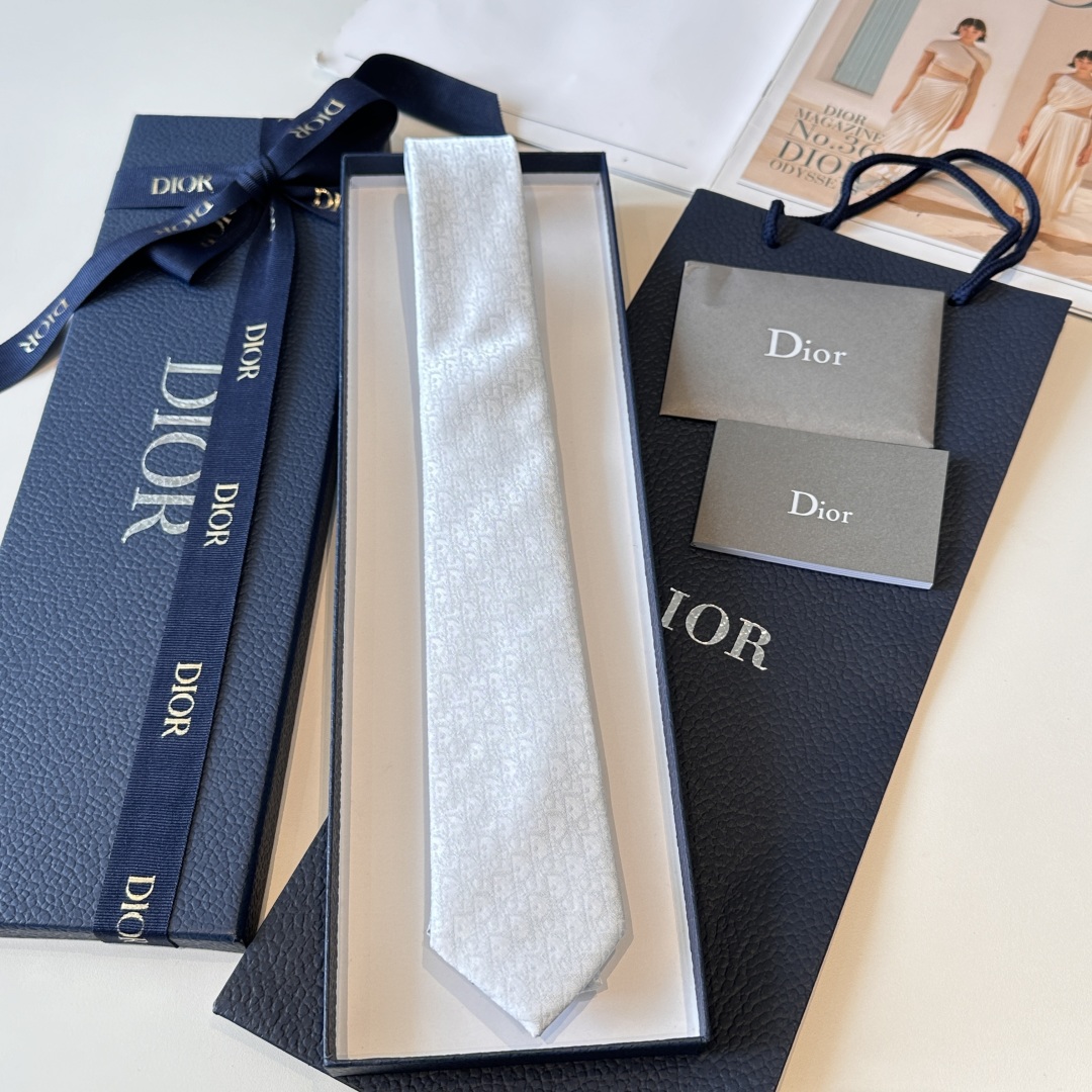 💰85👏dior家新款领带 👔👔Dior男士，稀有😻😻展现精湛手工与时尚优雅的理想选择，这款采用DO家最经典极具标志性LOGO提花制成的领带，以同色调手法演绎的更显雅致风范。让男士可以充分展示自己个性。100%顶级手工定制‼️