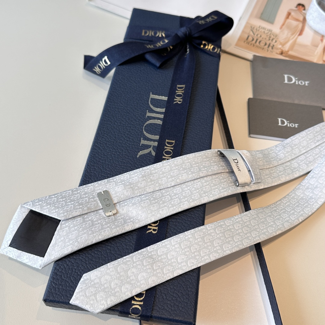 💰85👏dior家新款领带 👔👔Dior男士，稀有😻😻展现精湛手工与时尚优雅的理想选择，这款采用DO家最经典极具标志性LOGO提花制成的领带，以同色调手法演绎的更显雅致风范。让男士可以充分展示自己个性。100%顶级手工定制‼️