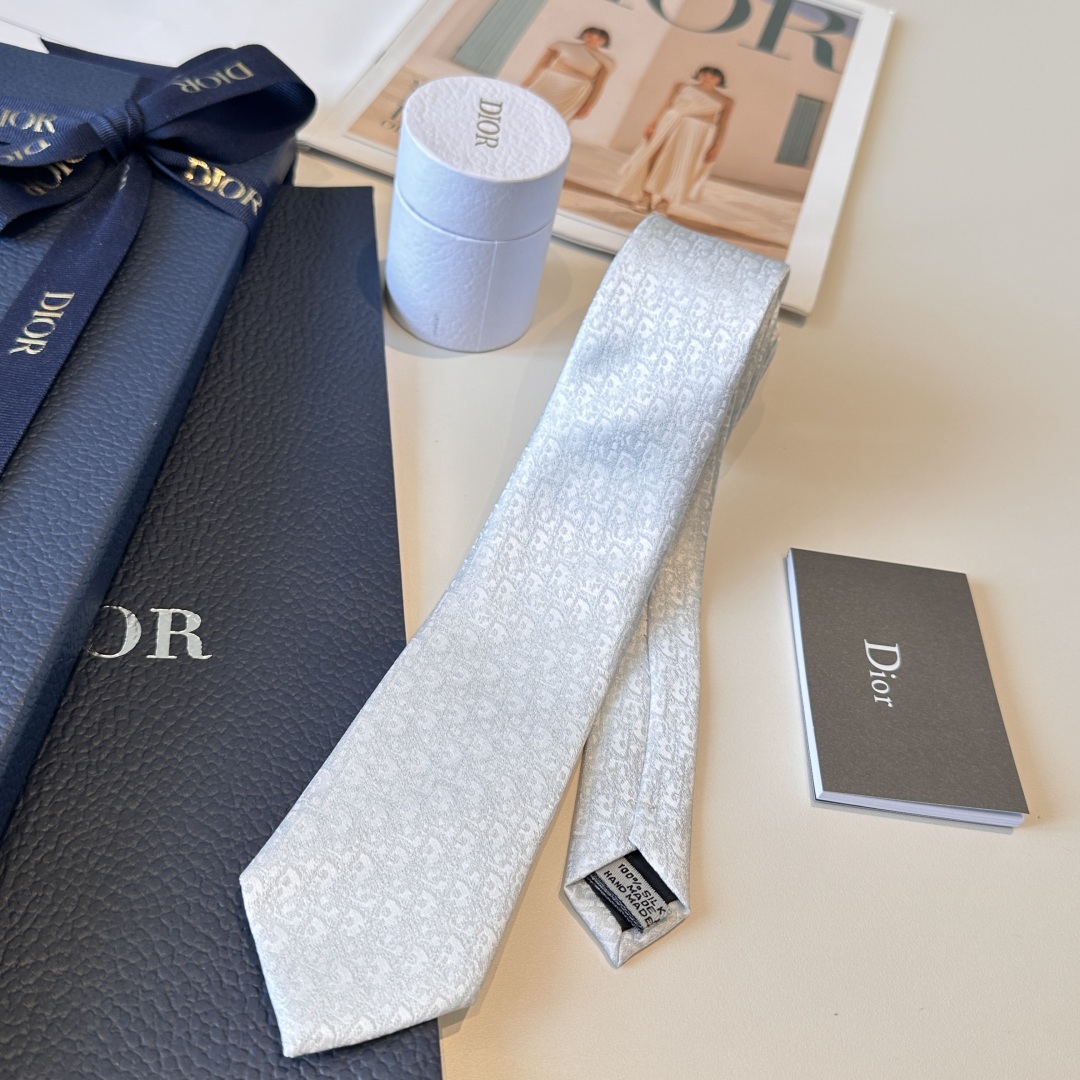 💰85👏dior家新款领带 👔👔Dior男士，稀有😻😻展现精湛手工与时尚优雅的理想选择，这款采用DO家最经典极具标志性LOGO提花制成的领带，以同色调手法演绎的更显雅致风范。让男士可以充分展示自己个性。100%顶级手工定制‼️