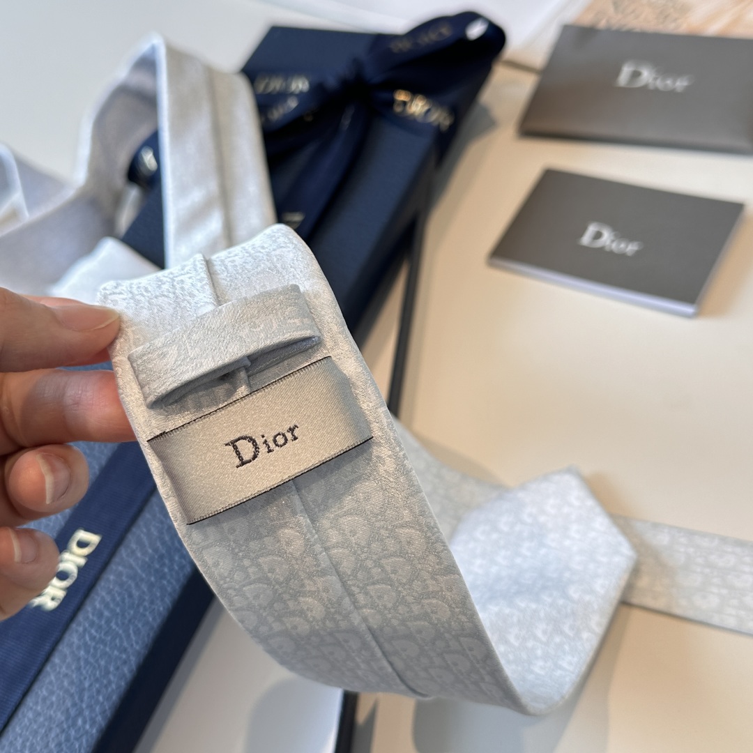 💰85👏dior家新款领带 👔👔Dior男士，稀有😻😻展现精湛手工与时尚优雅的理想选择，这款采用DO家最经典极具标志性LOGO提花制成的领带，以同色调手法演绎的更显雅致风范。让男士可以充分展示自己个性。100%顶级手工定制‼️