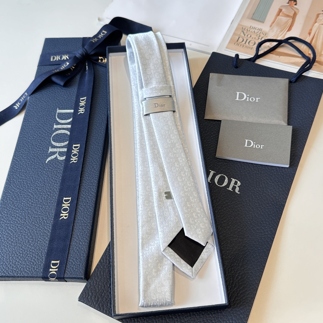 💰85👏dior家新款领带 👔👔Dior男士，稀有😻😻展现精湛手工与时尚优雅的理想选择，这款采用DO家最经典极具标志性LOGO提花制成的领带，以同色调手法演绎的更显雅致风范。让男士可以充分展示自己个性。100%顶级手工定制‼️