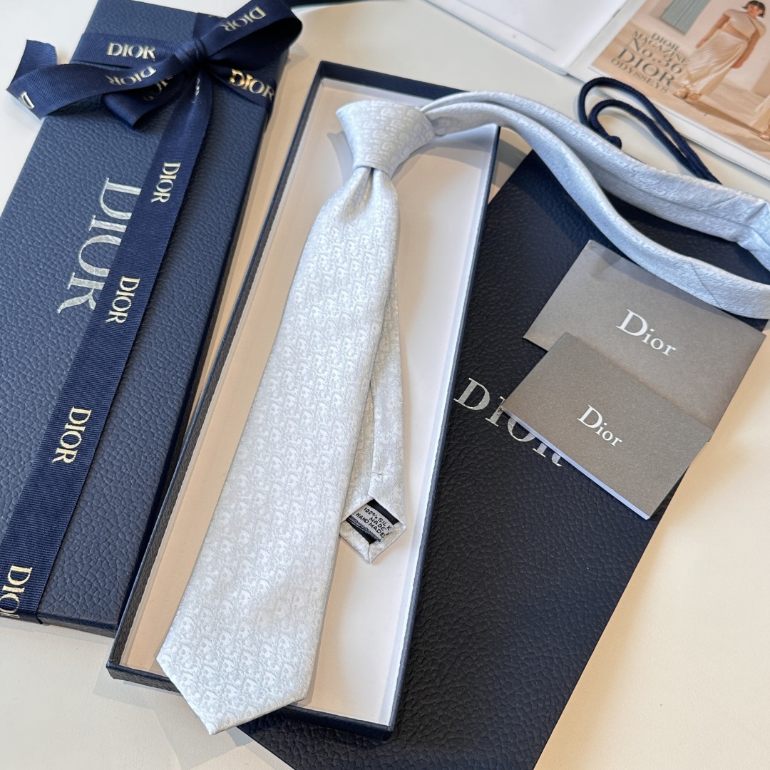 💰85👏dior家新款领带 👔👔Dior男士，稀有😻😻展现精湛手工与时尚优雅的理想选择，这款采用DO家最经典极具标志性LOGO提花制成的领带，以同色调手法演绎的更显雅致风范。让男士可以充分展示自己个性。100%顶级手工定制‼️