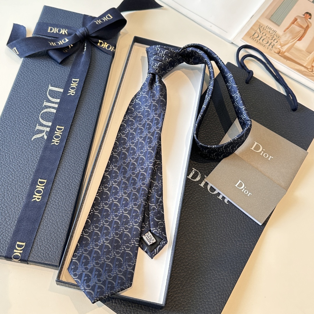 💰85👏dior家新款领带 👔👔Dior男士，稀有😻😻展现精湛手工与时尚优雅的理想选择，这款采用DO家最经典极具标志性LOGO提花制成的领带，以同色调手法演绎的更显雅致风范。让男士可以充分展示自己个性。100%顶级手工定制‼️