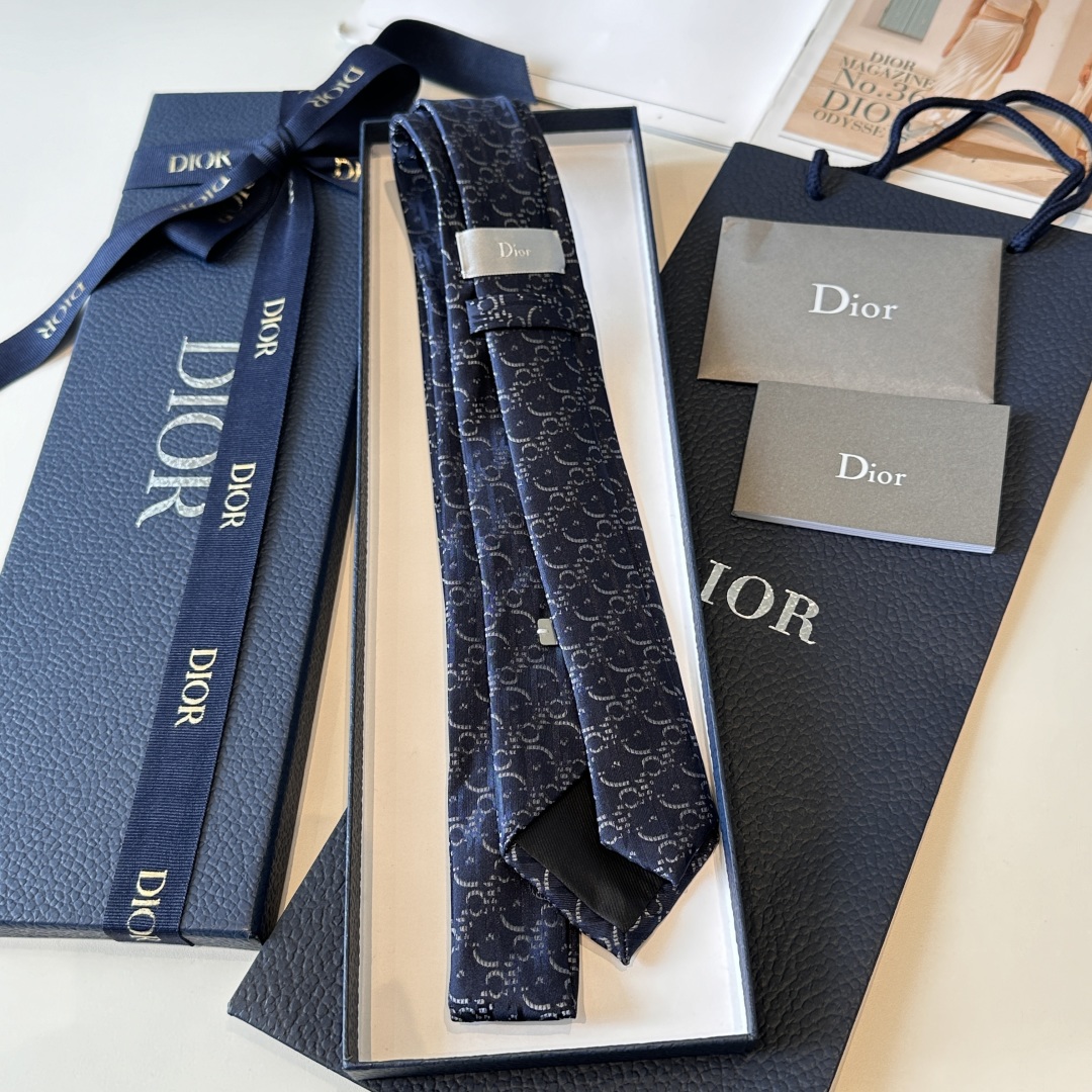 💰85👏dior家新款领带 👔👔Dior男士，稀有😻😻展现精湛手工与时尚优雅的理想选择，这款采用DO家最经典极具标志性LOGO提花制成的领带，以同色调手法演绎的更显雅致风范。让男士可以充分展示自己个性。100%顶级手工定制‼️